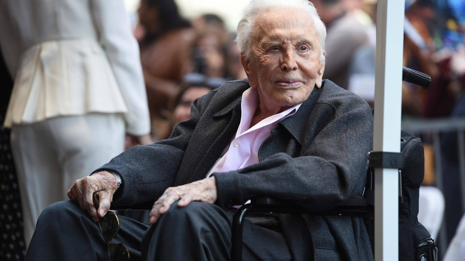 Kirk Douglas On The Hollywood Walk Of Fame Background