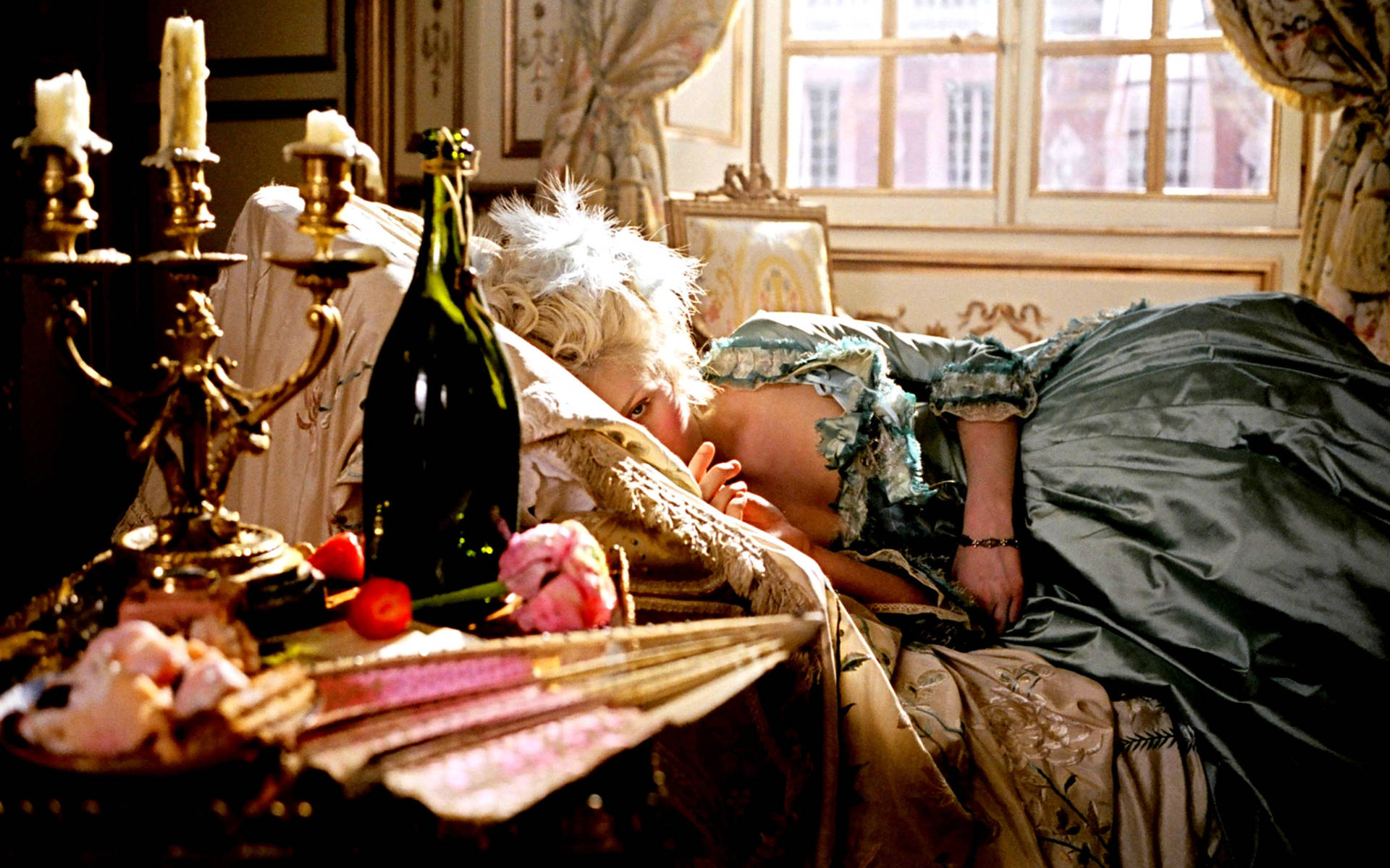 Kirsten Dunst As Marie Antoinette Background