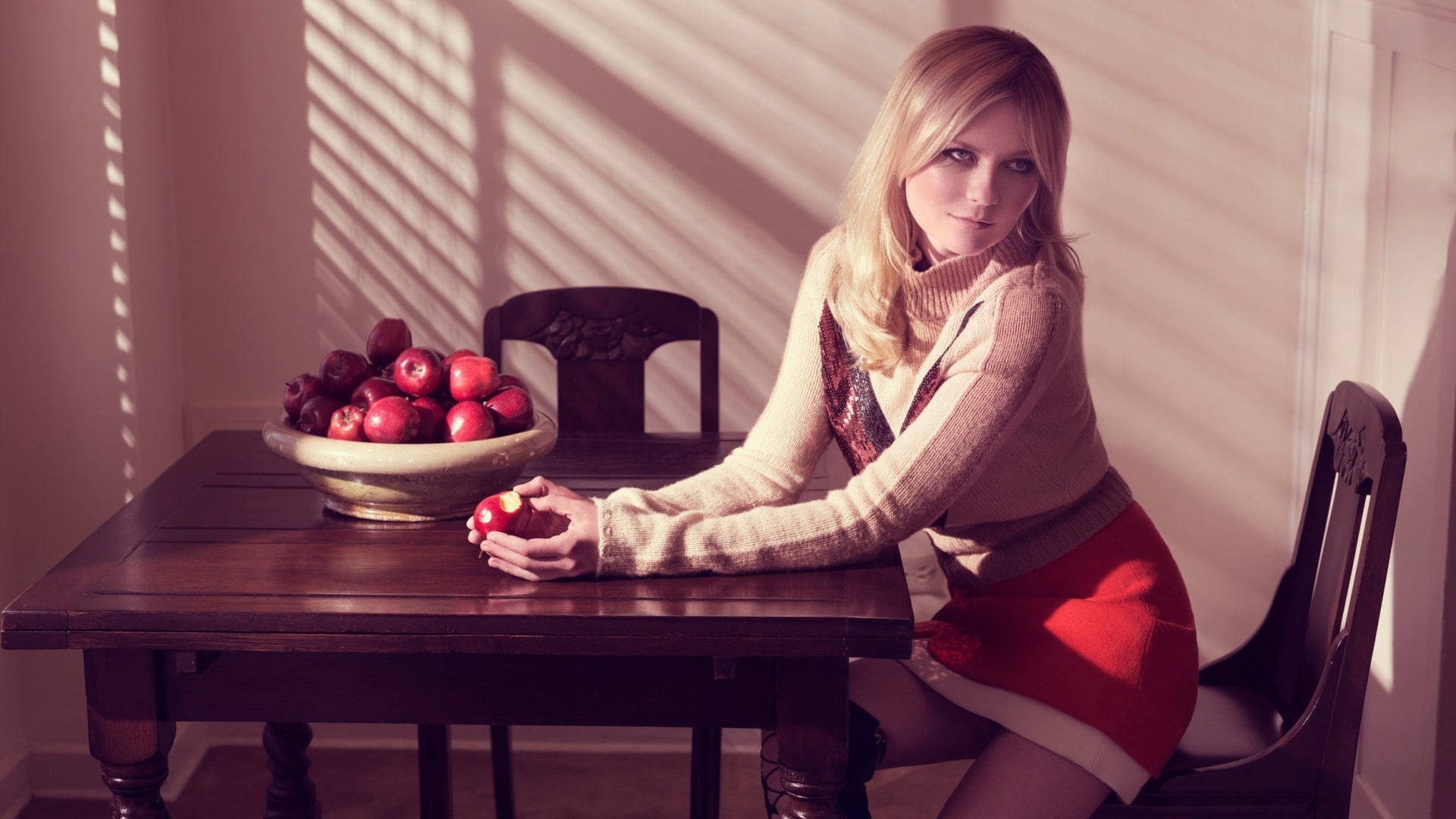 Kirsten Dunst Holding Apple Background