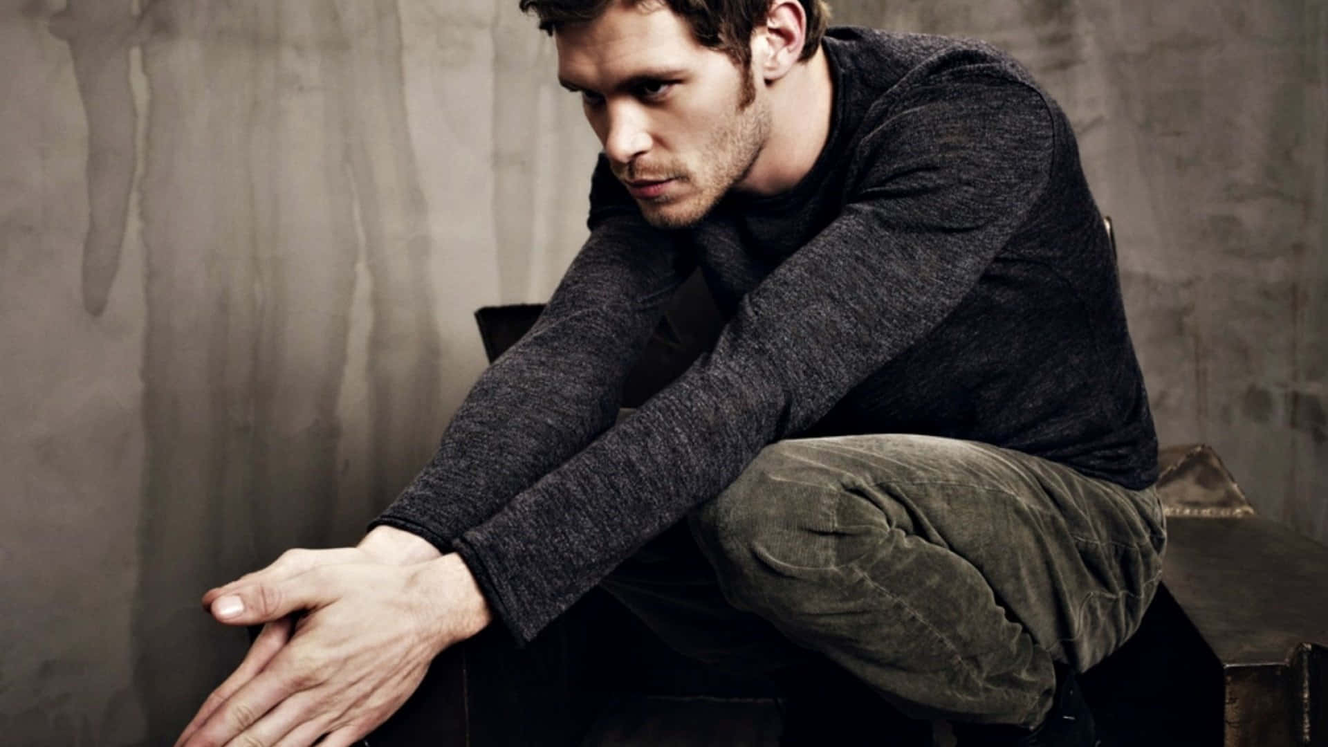 Klaus Mikaelson Crouching On Chair