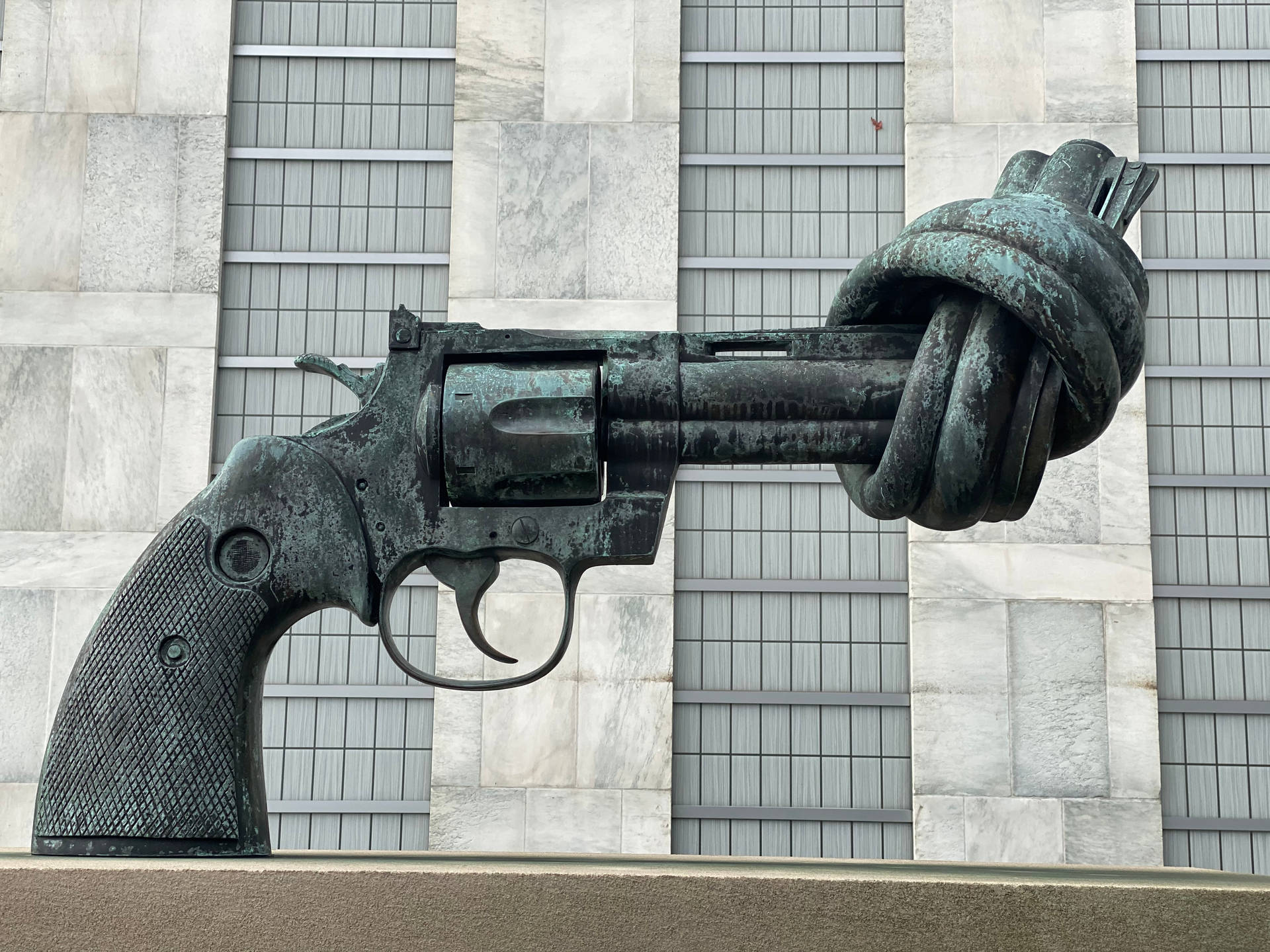 Knotted Gun Statue Background