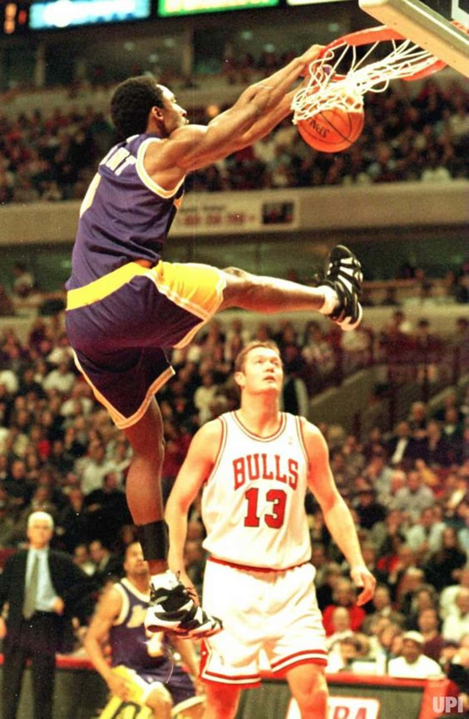 Kobe Dunking Chicago Bulls Background