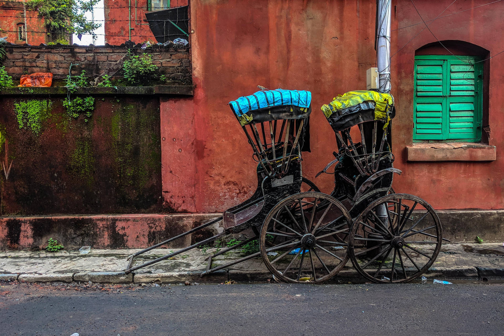 Kolkata Street Scene With Traditional Rickshaw