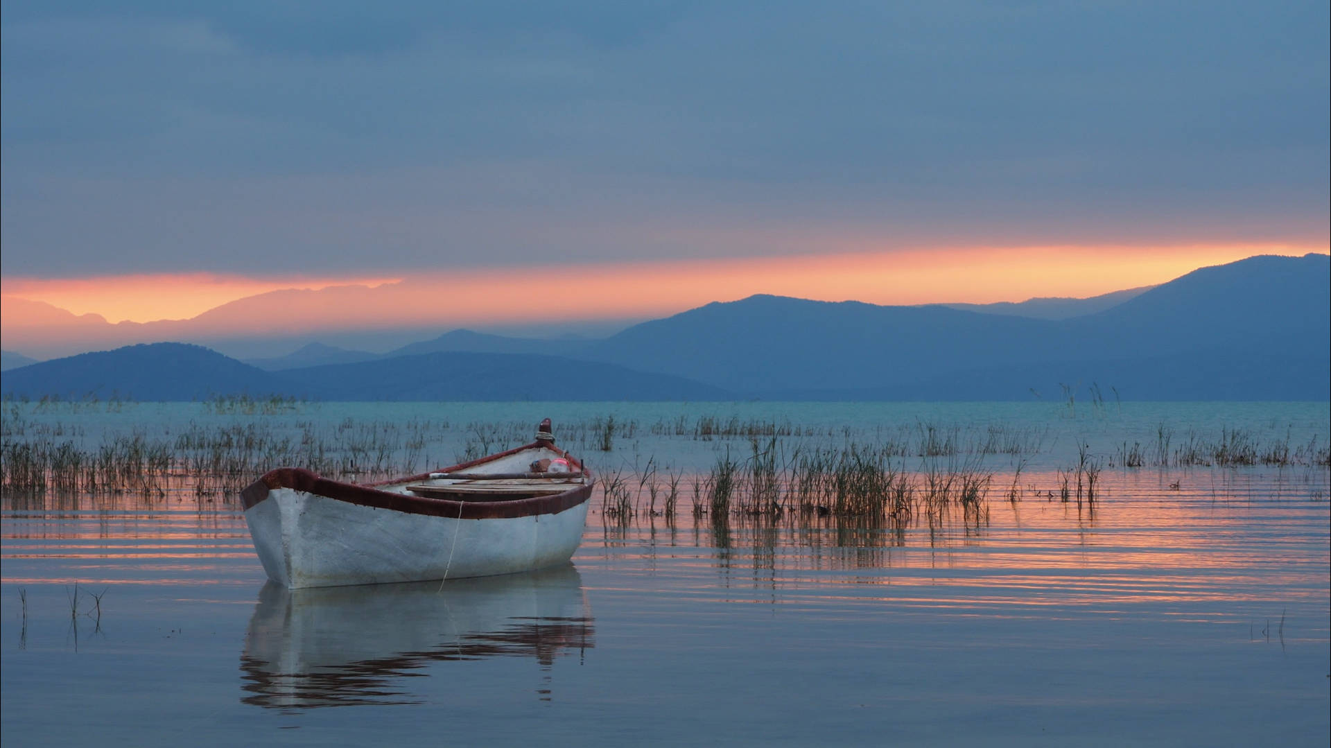 Konya Beysehir Lake Background