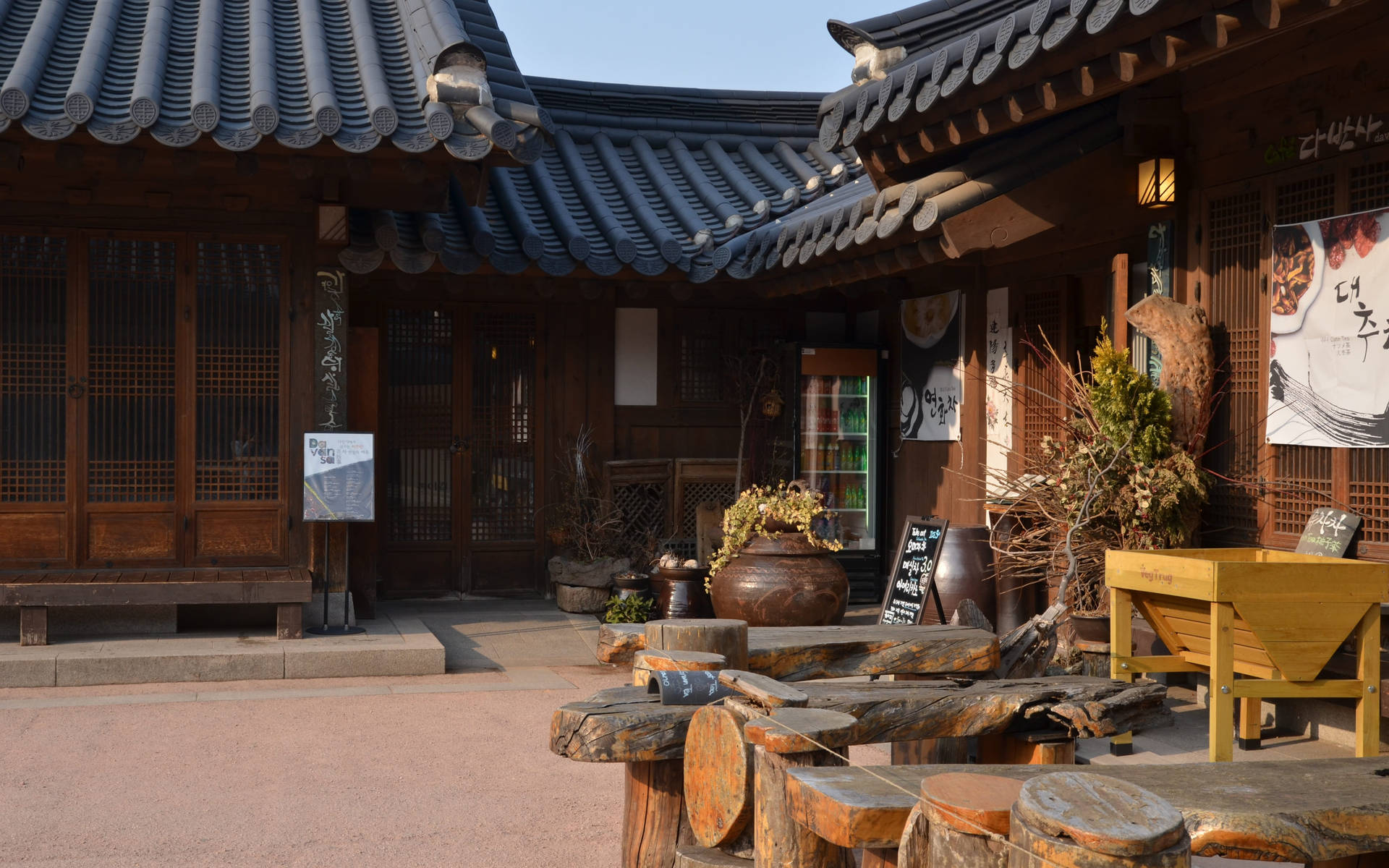 Korean Heritage Preserved - The Beauty Of A Traditional Hanok Background