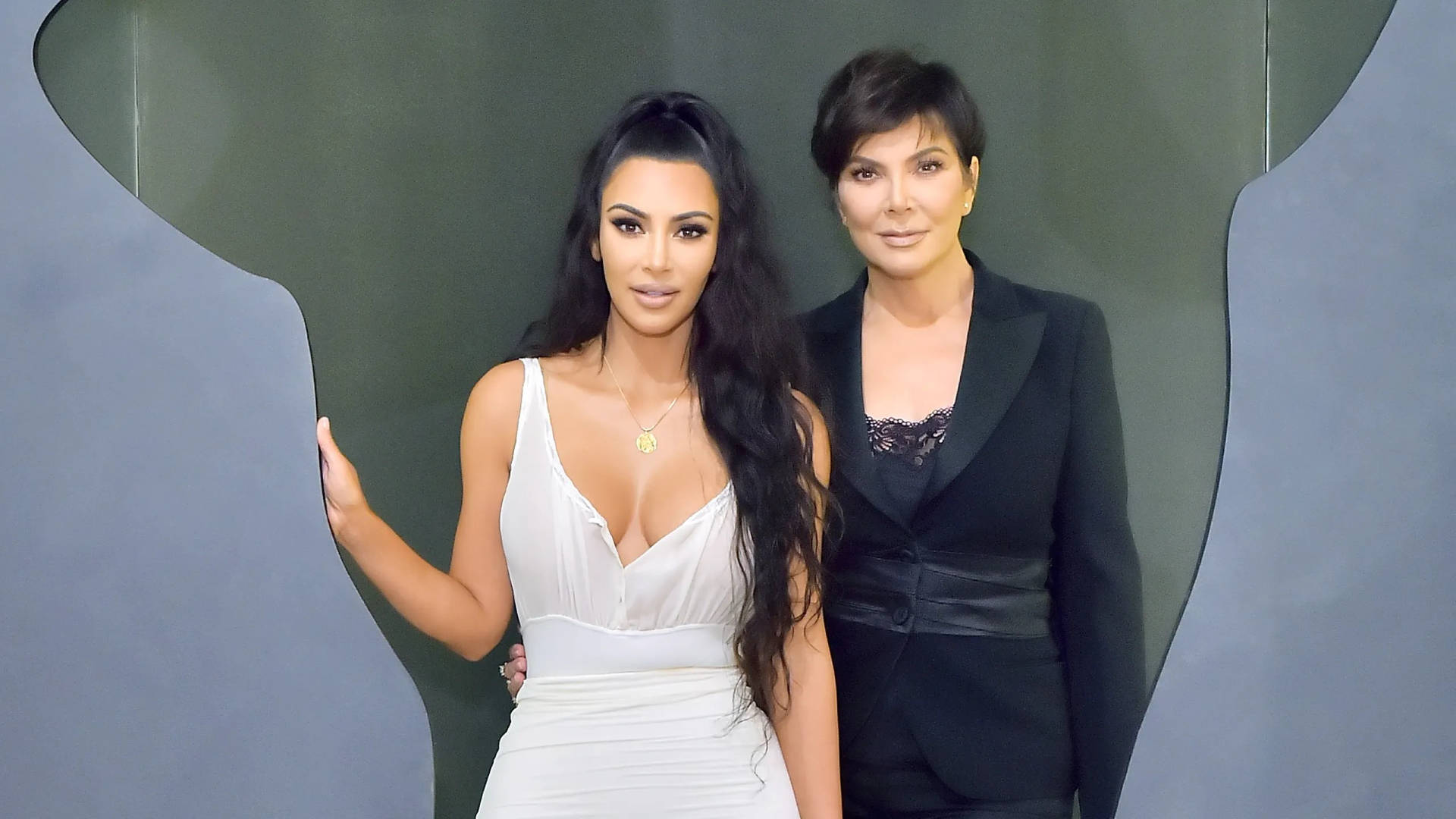 Kris Jenner With Daughter Background