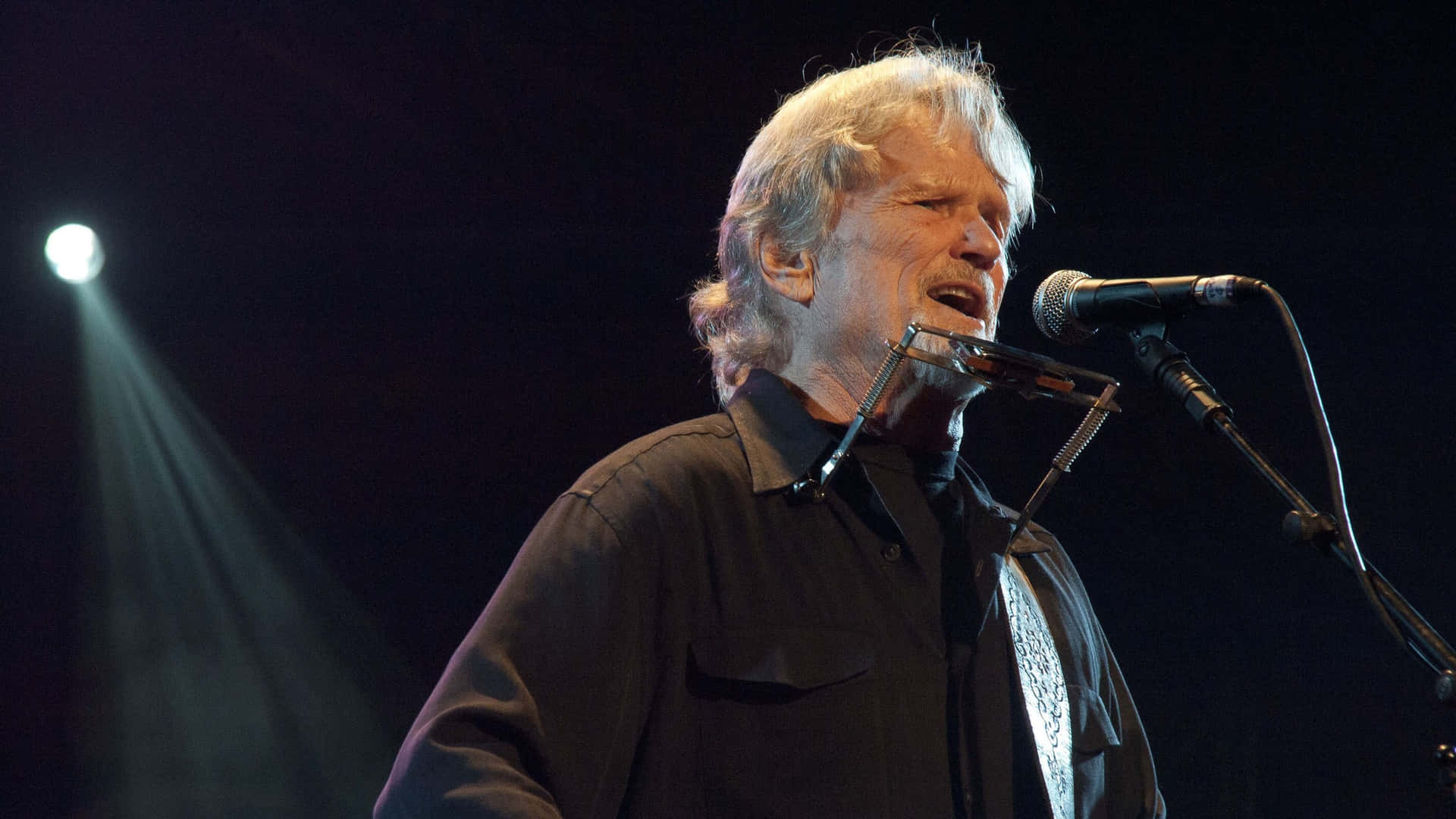 Kris Kristofferson Performing Live Background