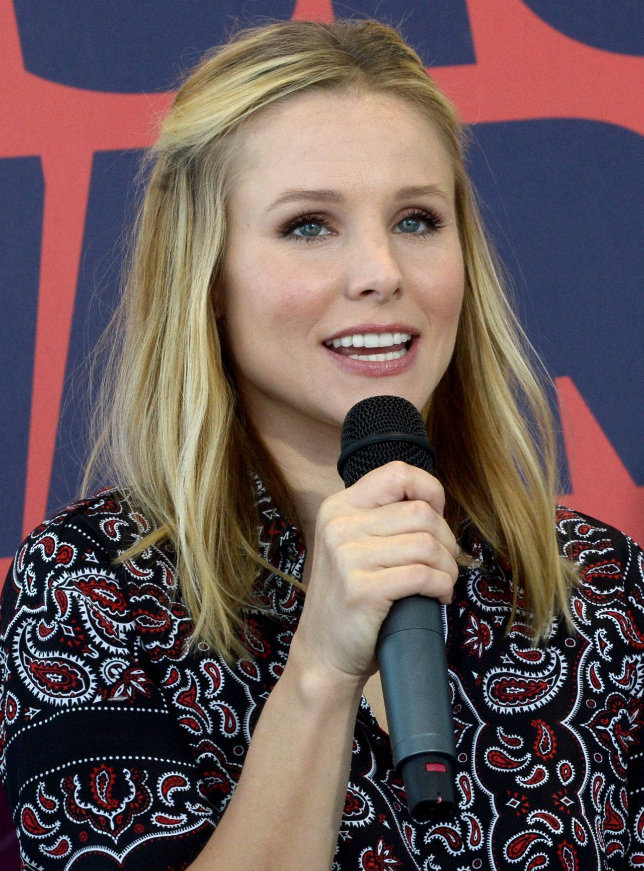 Kristen Bell Charms In Floral Fashion Background