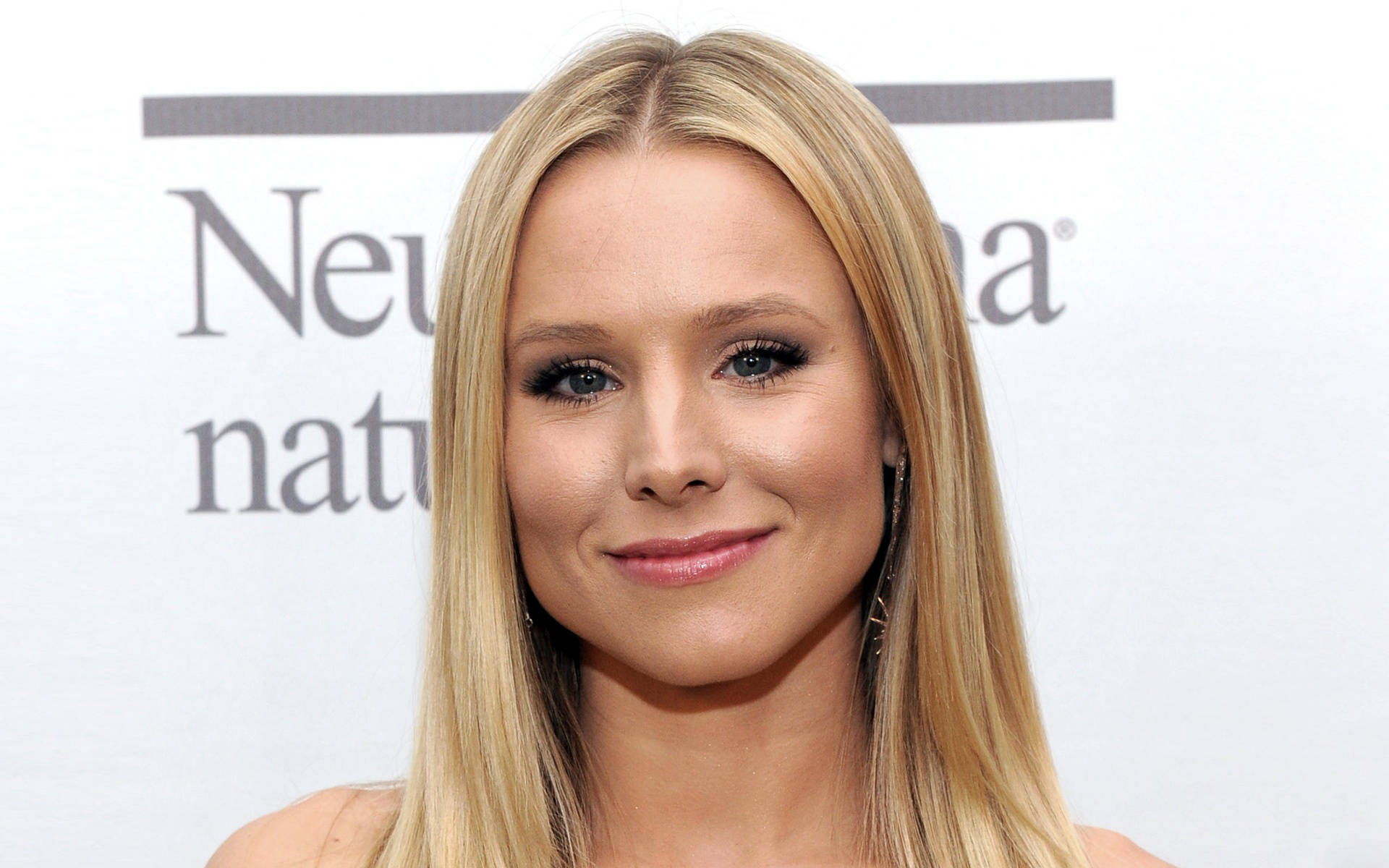 Kristen Bell Neutrogena Naturals Model Background