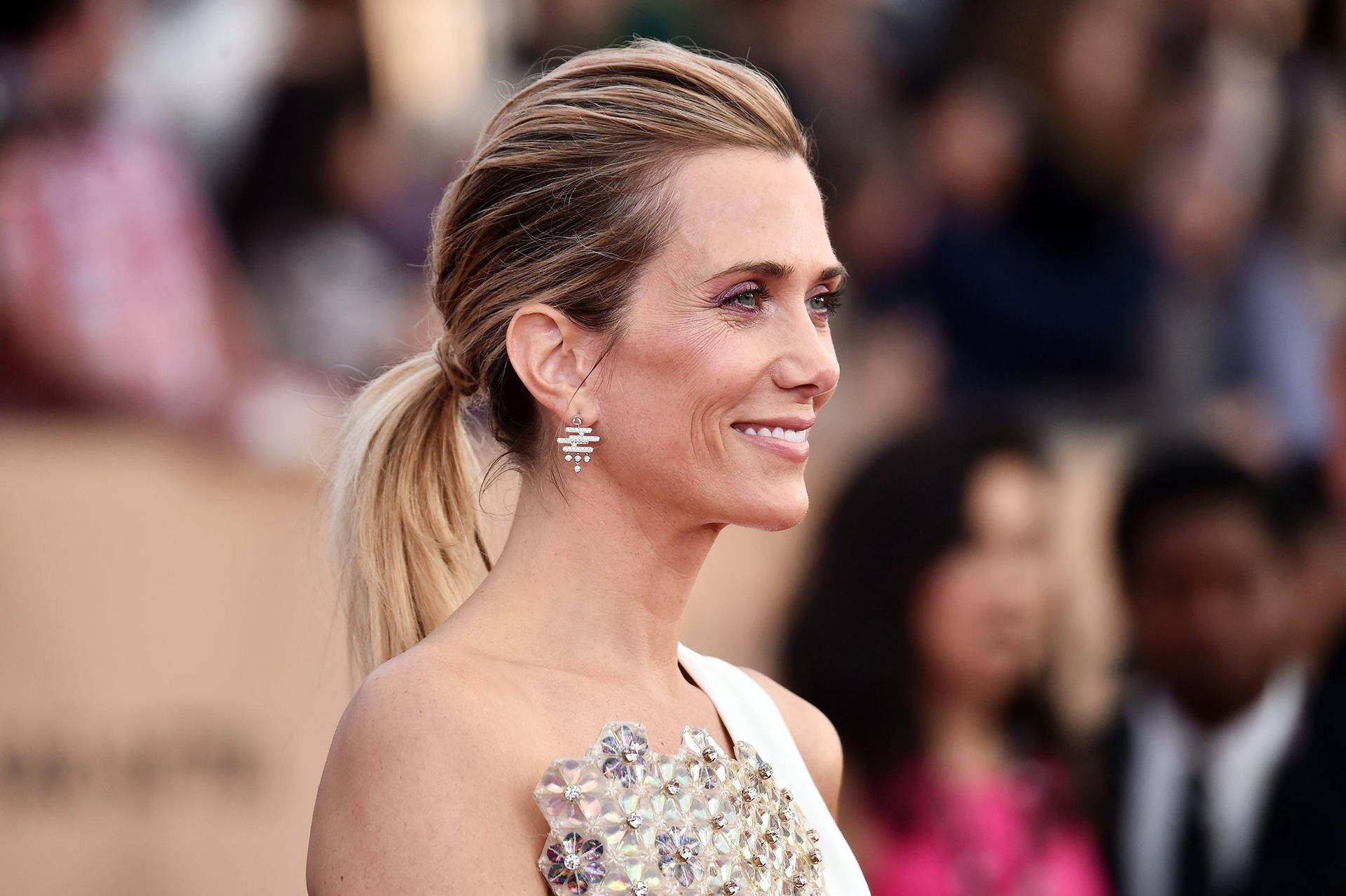 Kristen Wiig Gorgeous Gown Background