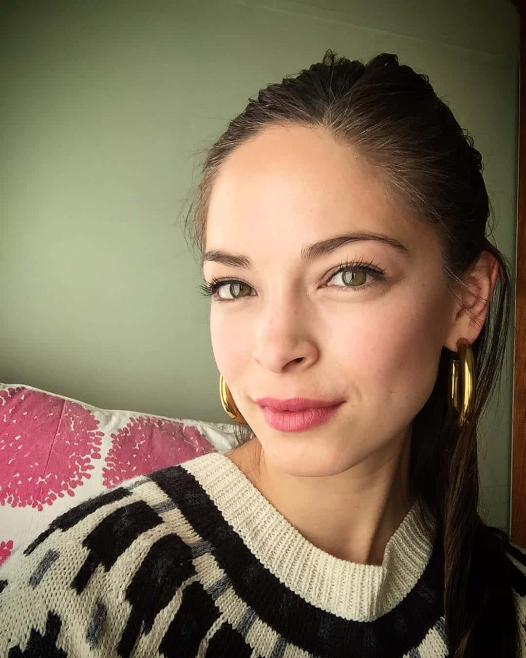 Kristin Kreuk Selfiewith Smile Background