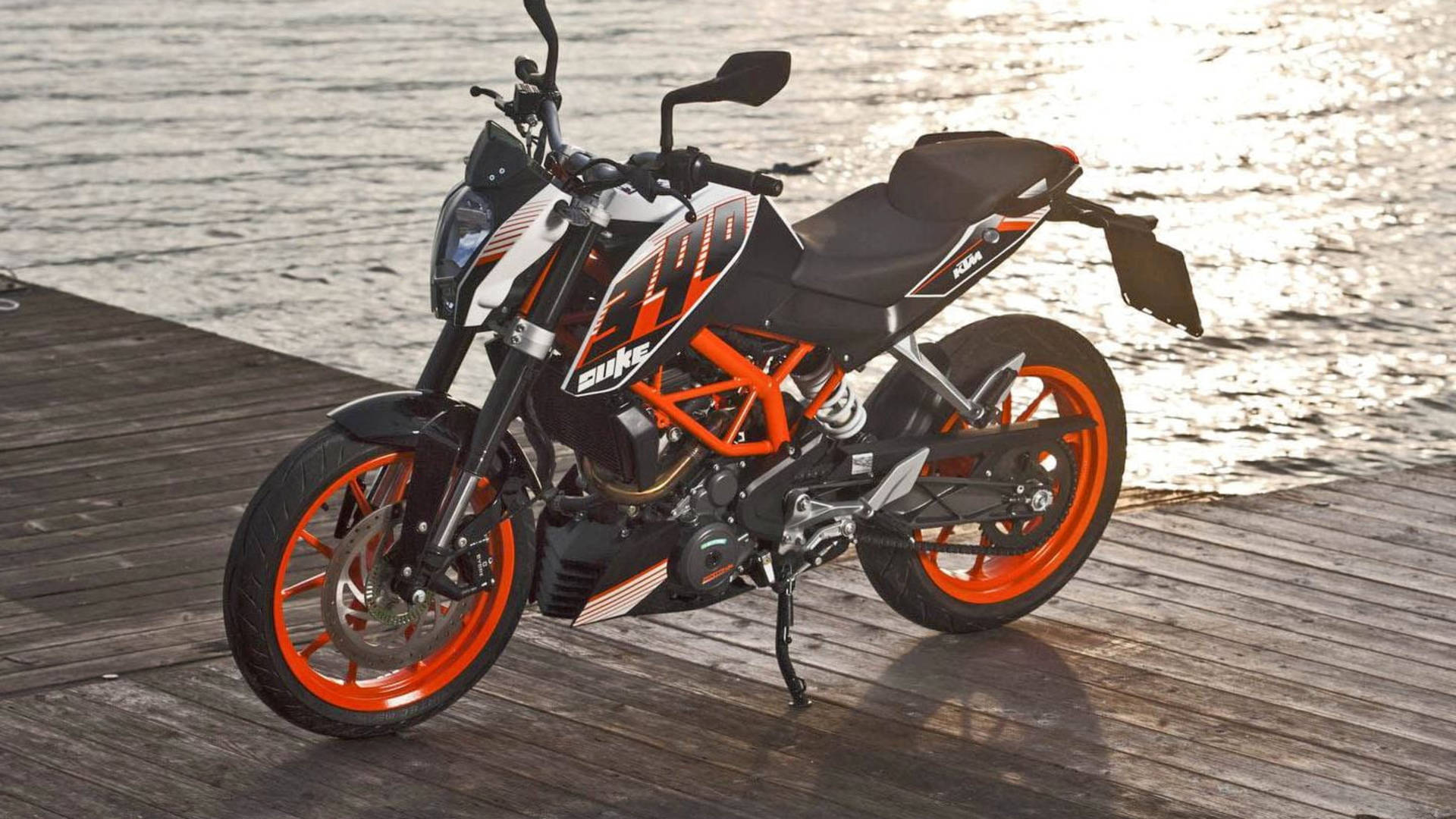 Ktm 4k On The Docks Background