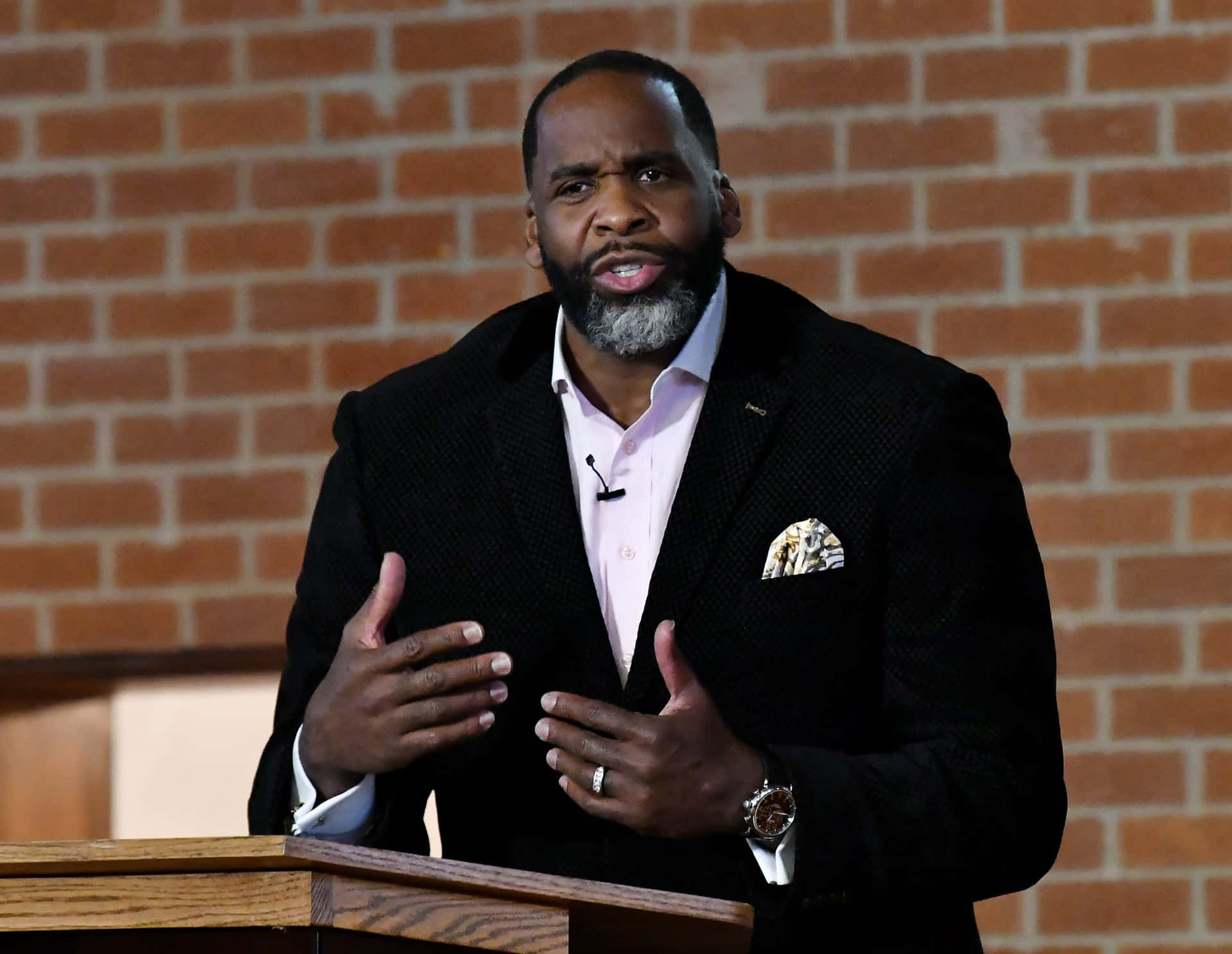 Kwame Kilpatrick Delivering A Speech Background
