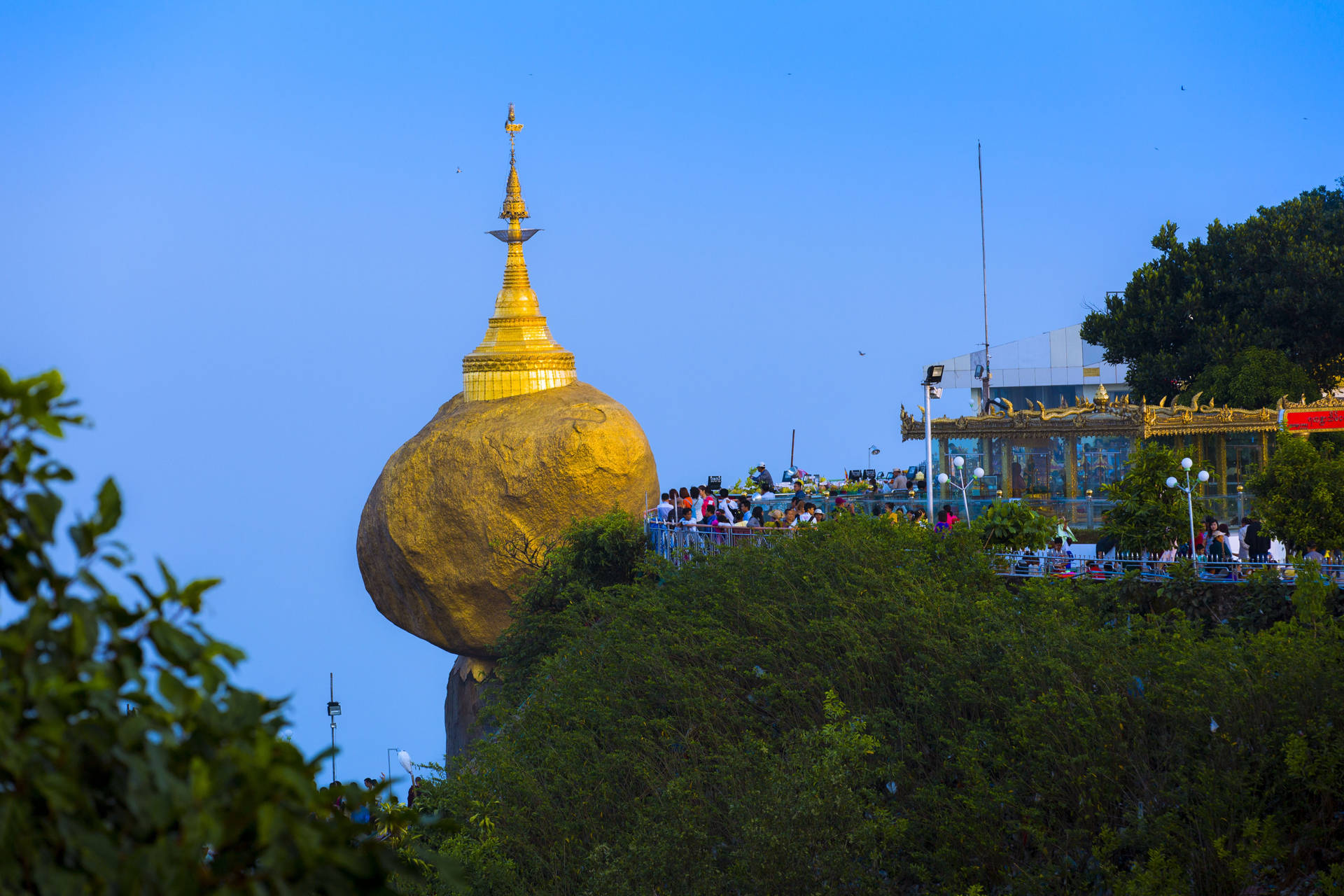 Kyaiktiyo Pagoda Yangon Background