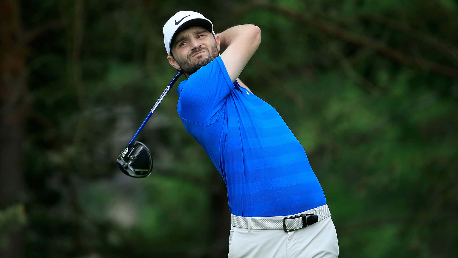 Kyle Stanley Swinging A Blue Club Background