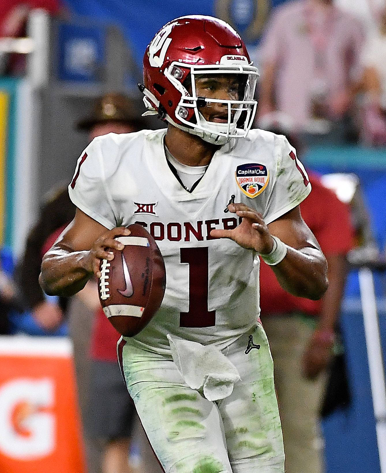 Kyler Murray In Action For Arizona Cardinals Background