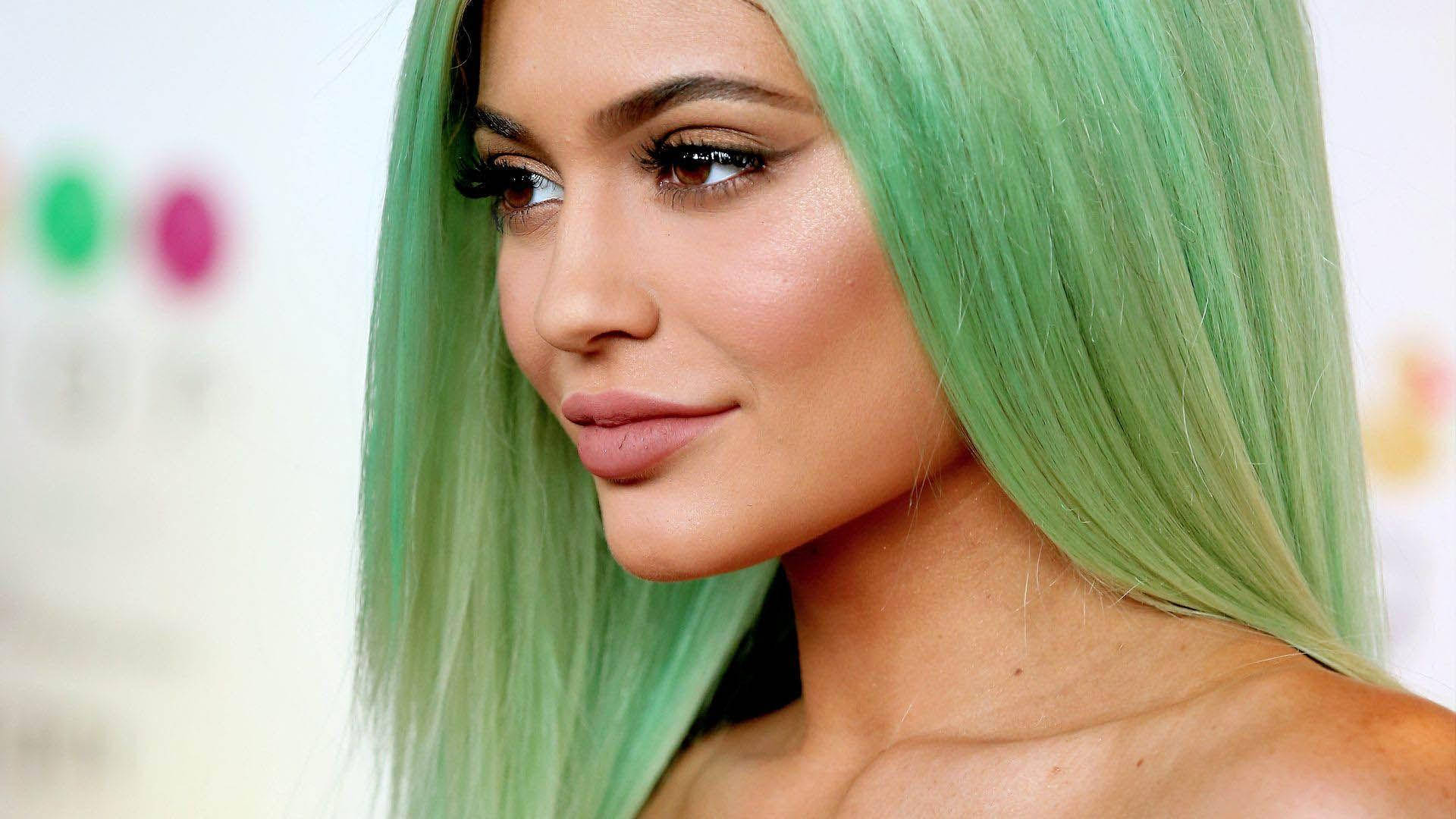 Kylie Jenner Green Hair Side View Background