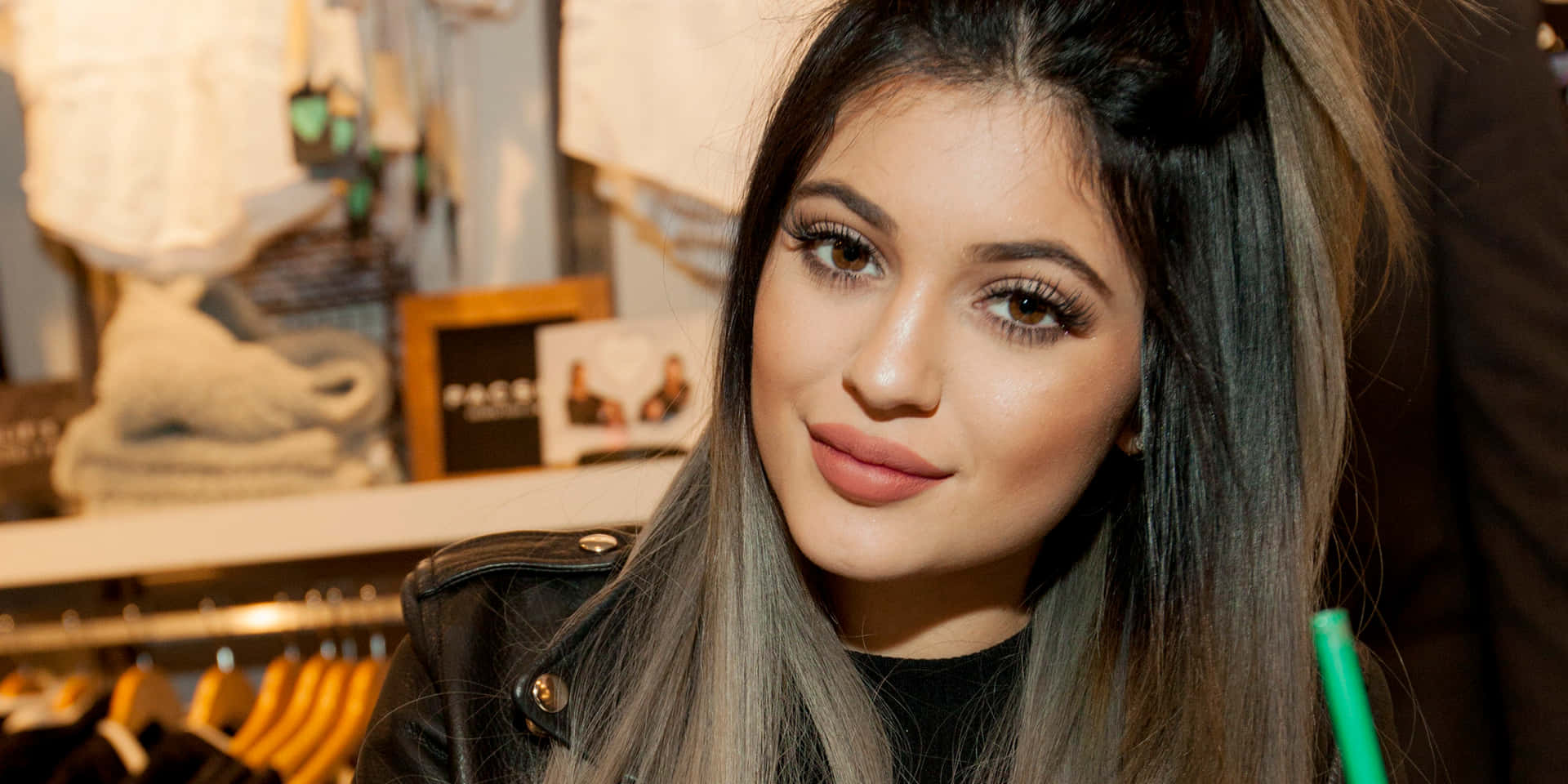 Kylie Jenner Highlights Background