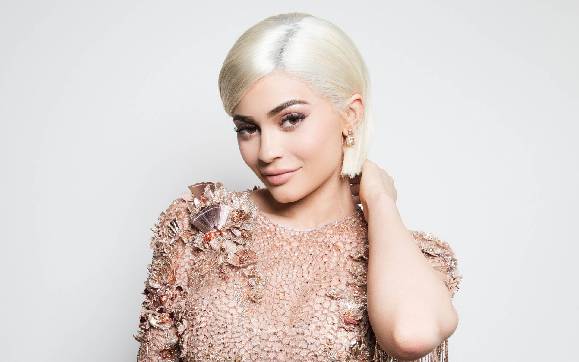 Kylie Jenner In Platinum Hair Background
