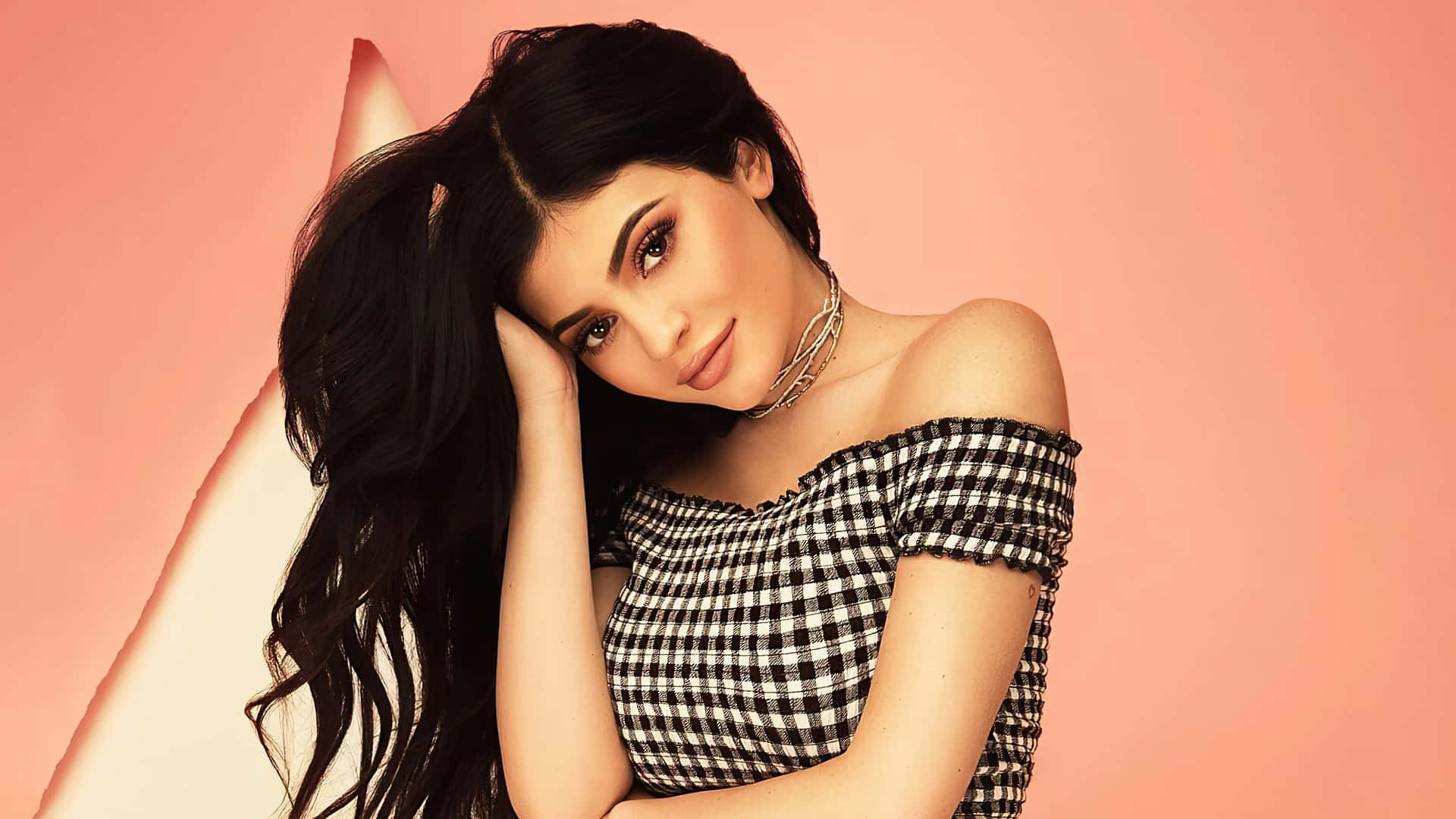 Kylie Jenner Shows Her Model Side In This 4k Shot Background