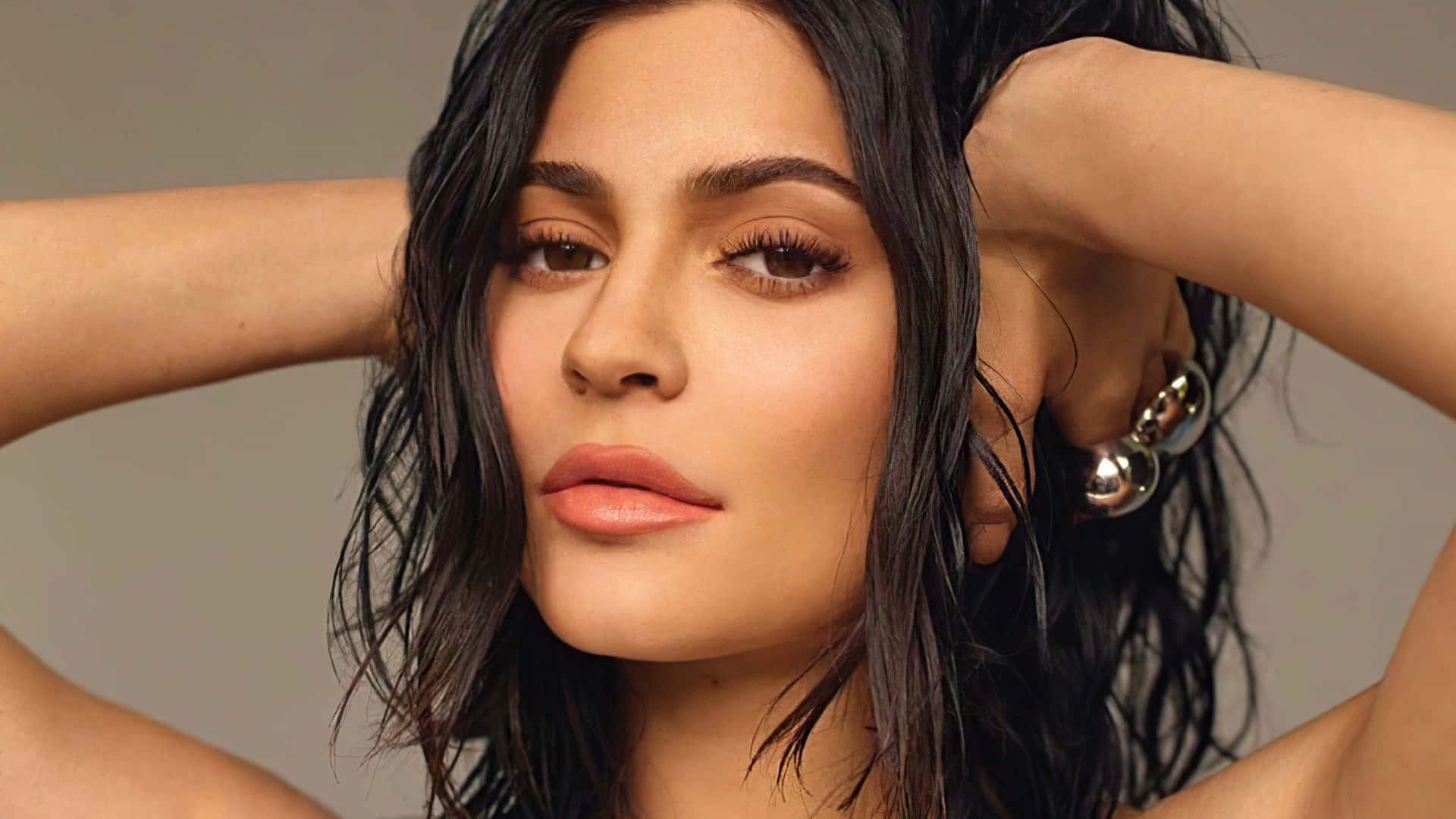 Kylie Jenner Taking A Selfie In 4k Background