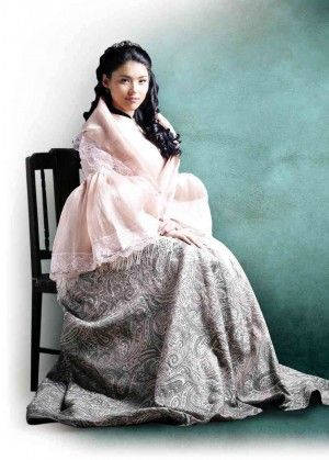 Kylie Padilla Dons Traditional Maria Clara Dress Background