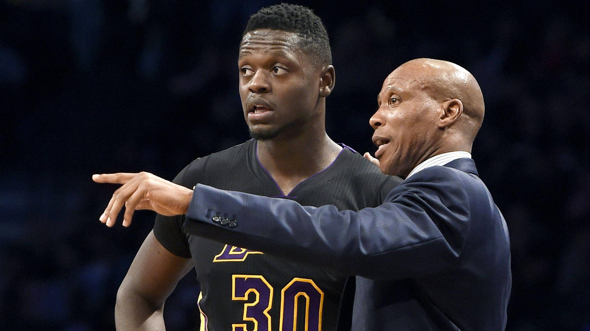 La Lakers Julius Randle Coached Background