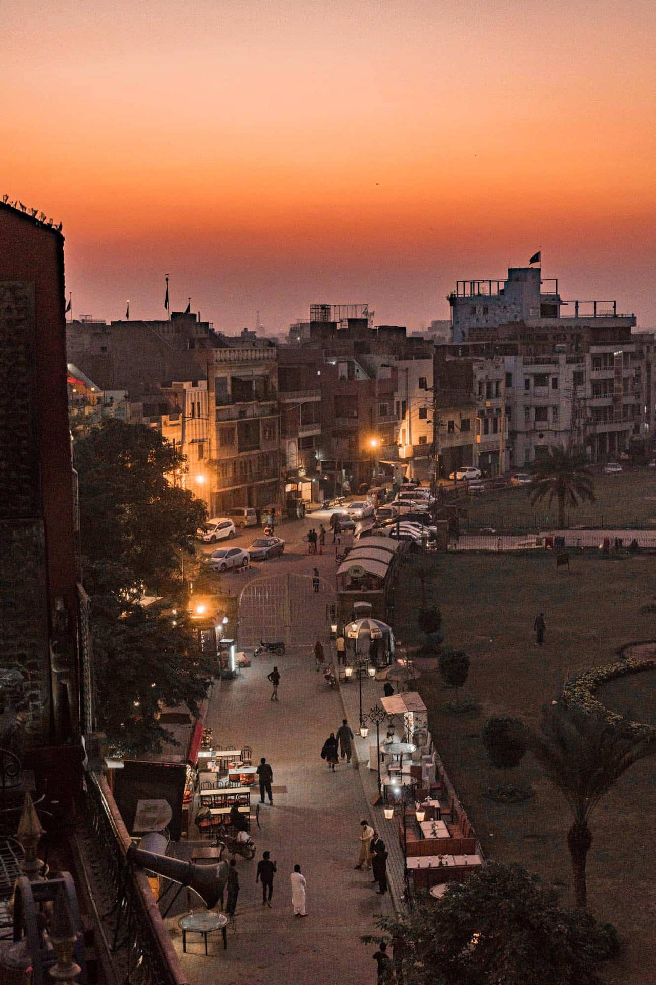 Lahore Streets At Dusk Background
