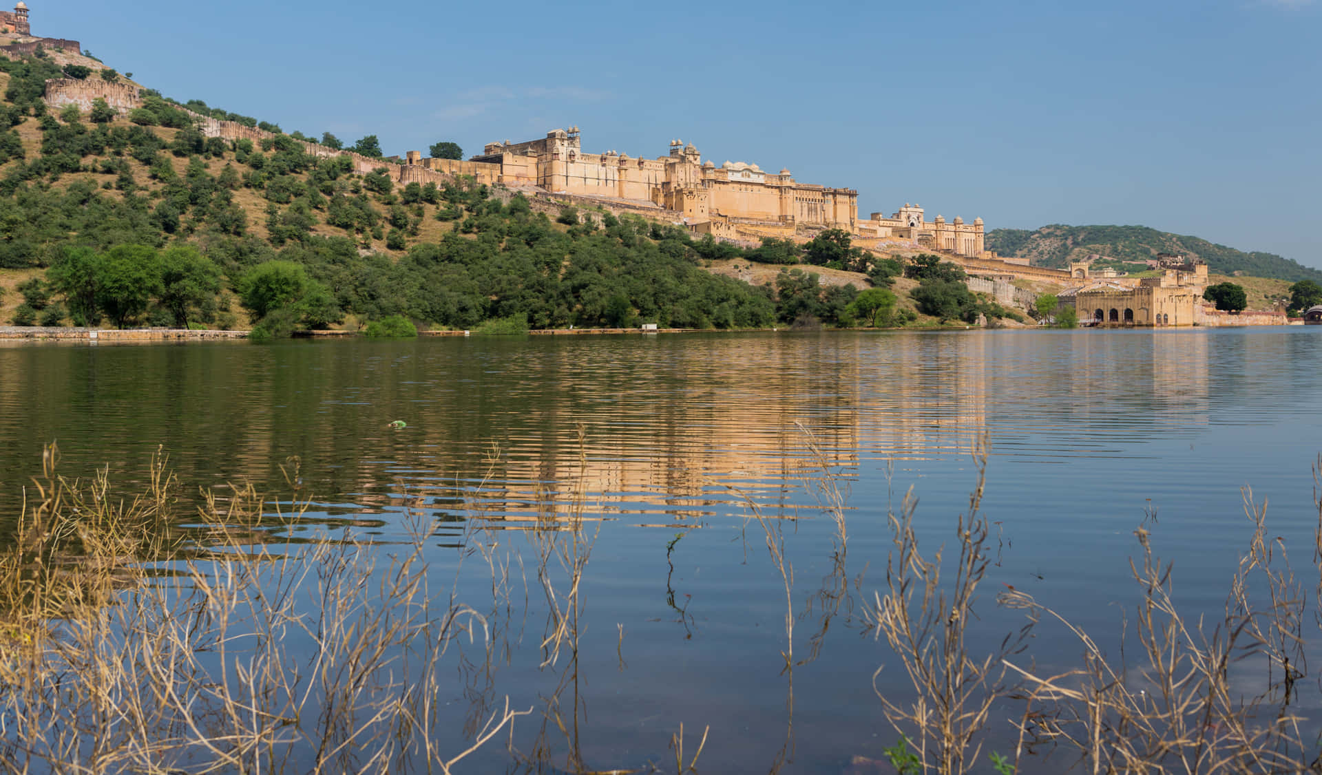 Lake Near Amer Fort Background