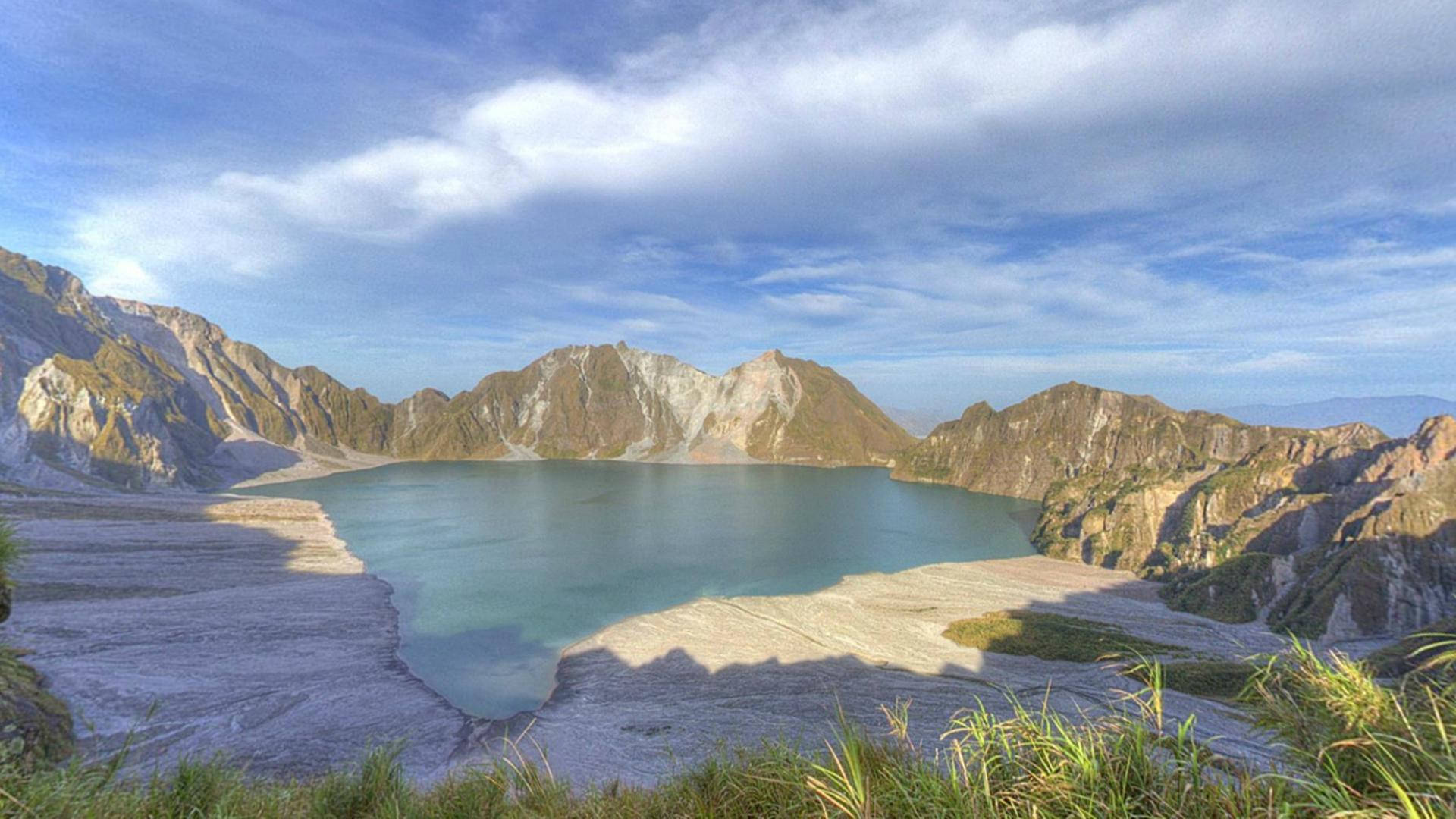 Lake Pinatubo Of The Philippines Background
