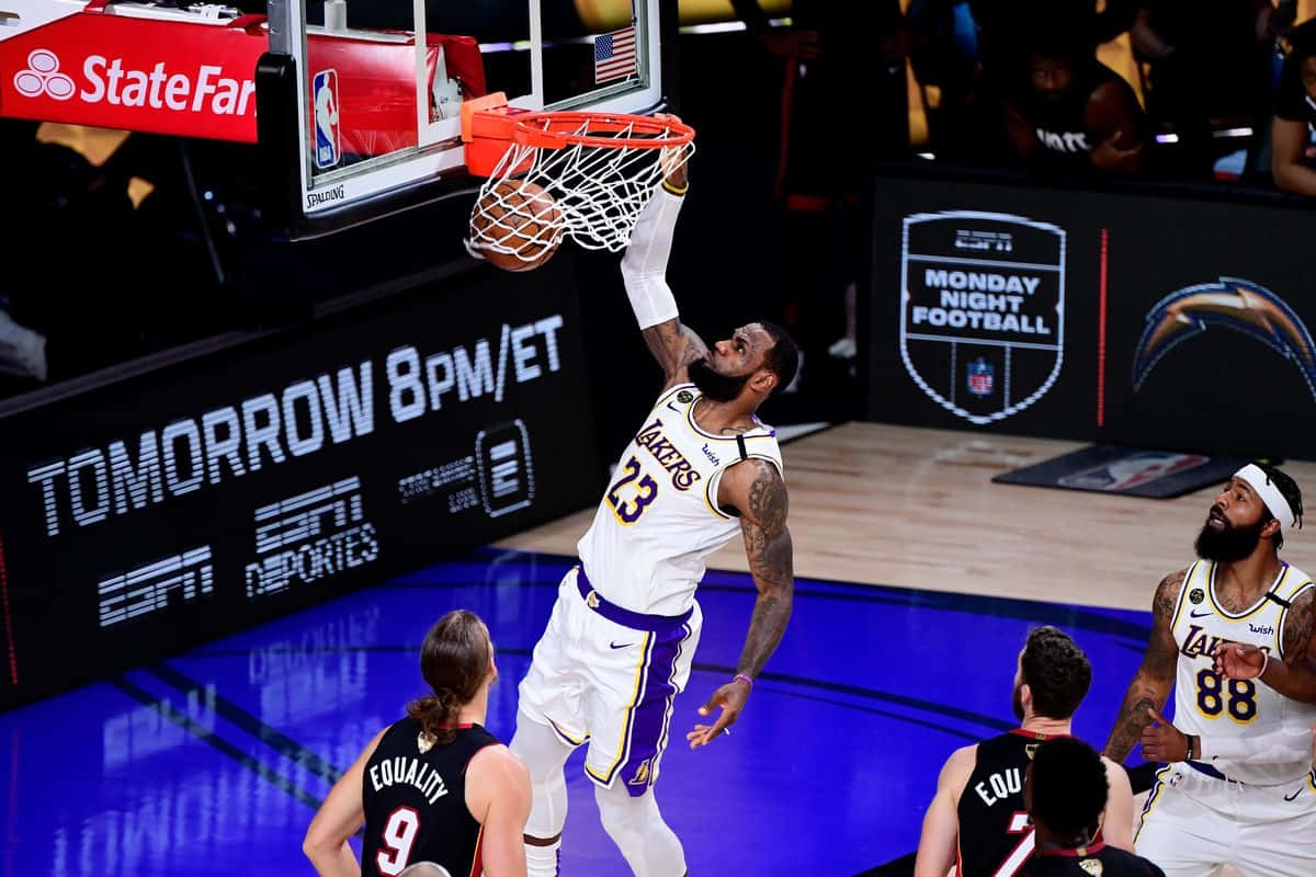 Lakers Player Dunking During Game2020 Background