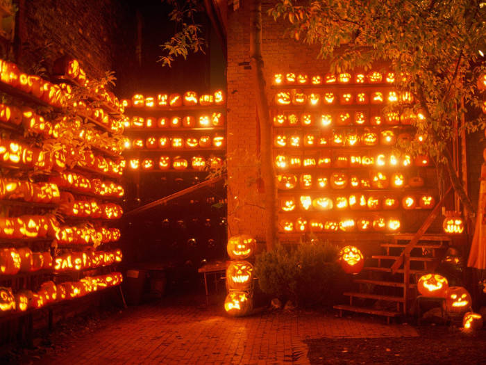 Lanterns On The Wall Fall Halloween Background