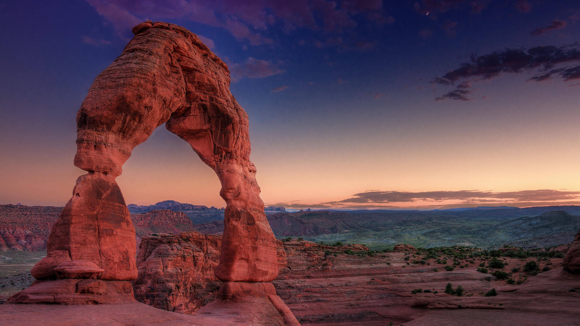 Large Rock Arch In Canyonlands National Park Background