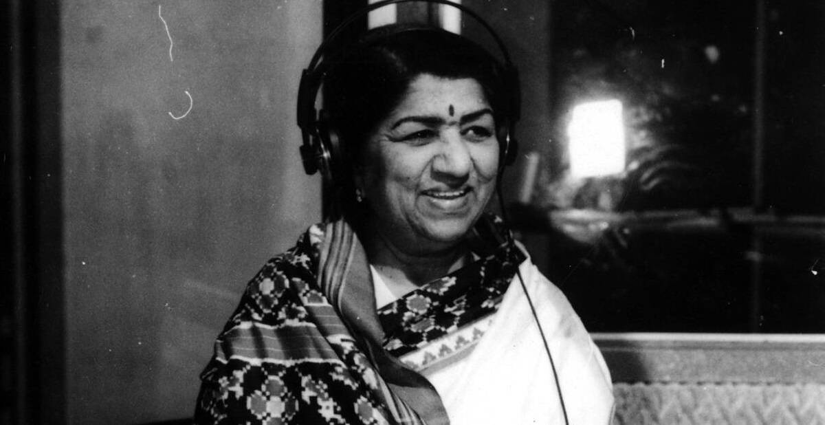 Lata Mangeshkar In Recording Studio Background