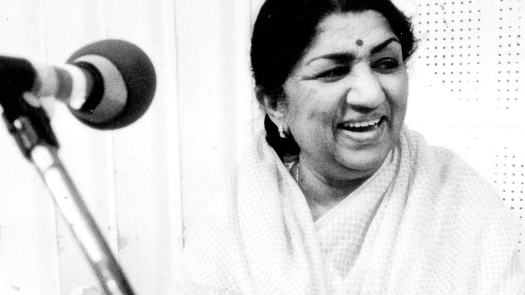 Lata Mangeshkar On Stage Background