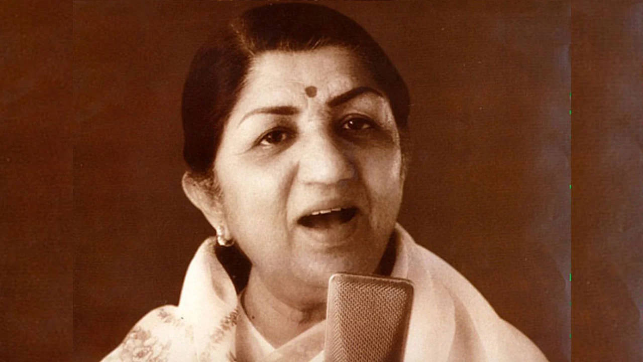 Lata Mangeshkar Singing