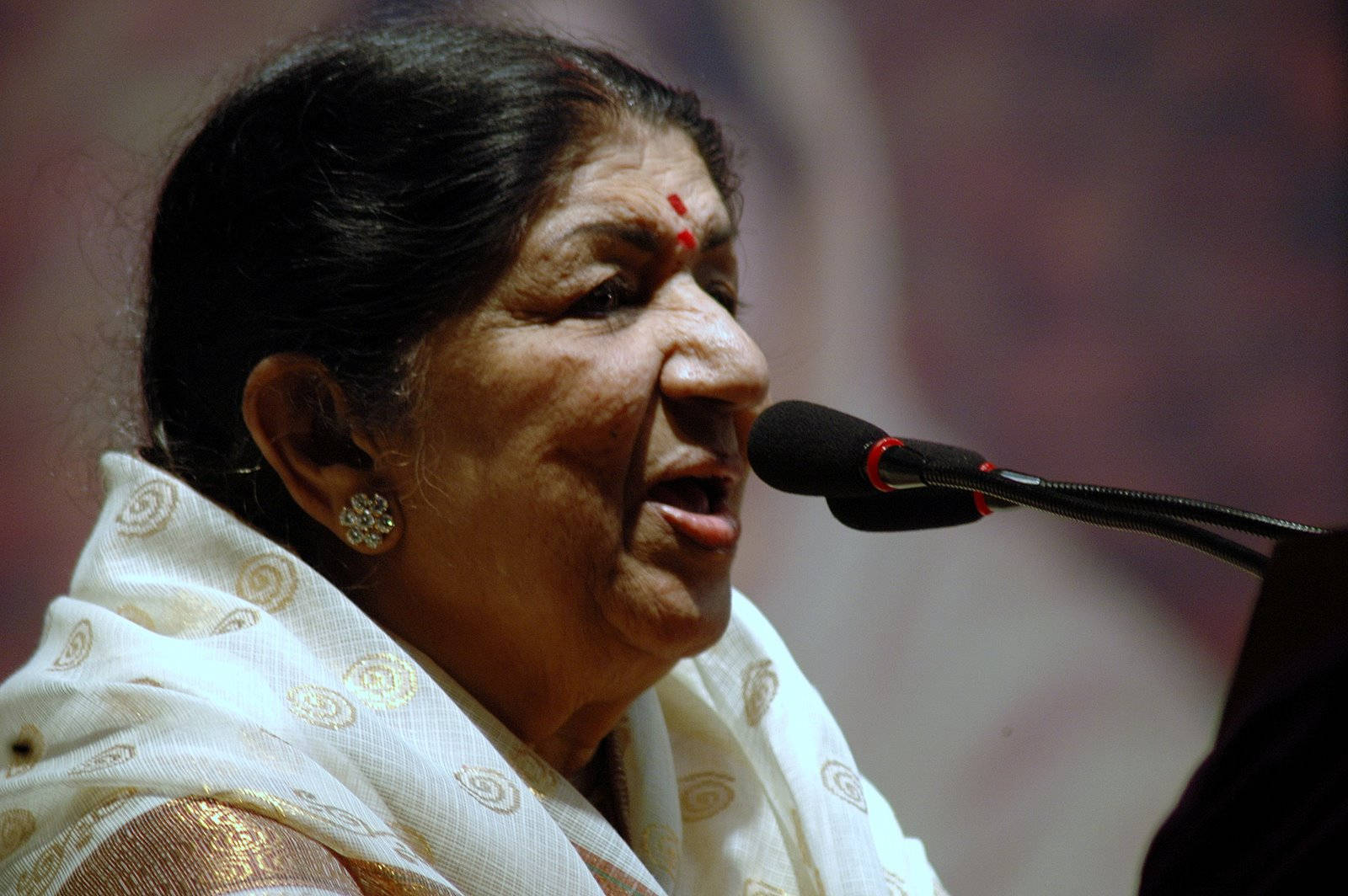 Lata Mangeshkar Speaking In Stage