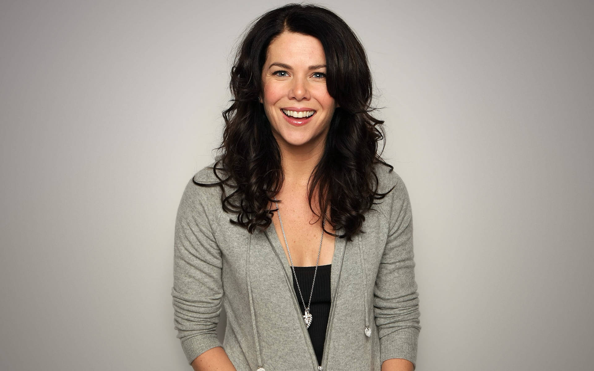 Lauren Graham Smiling Gloriously Background