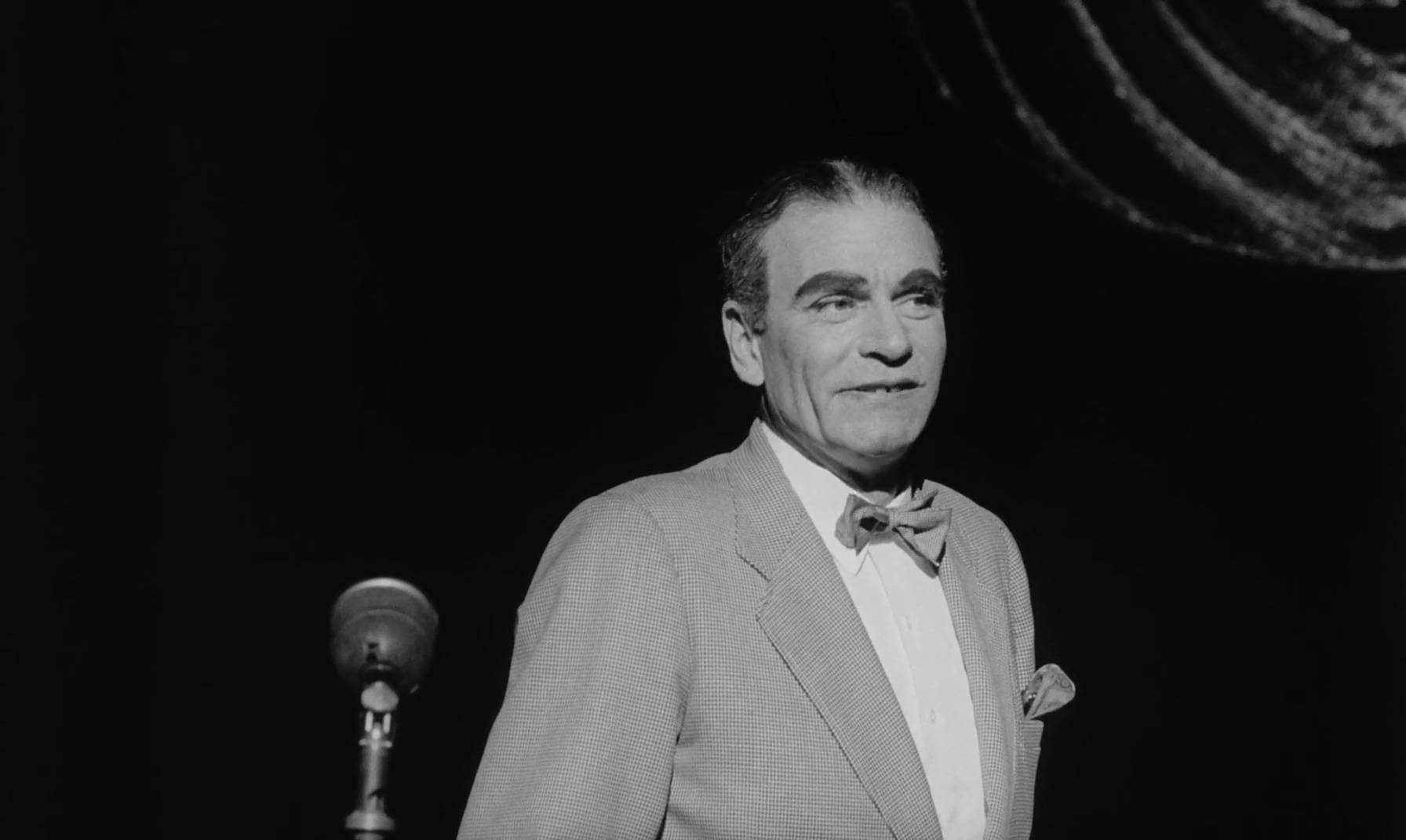 Laurence Olivier Performing On Stage