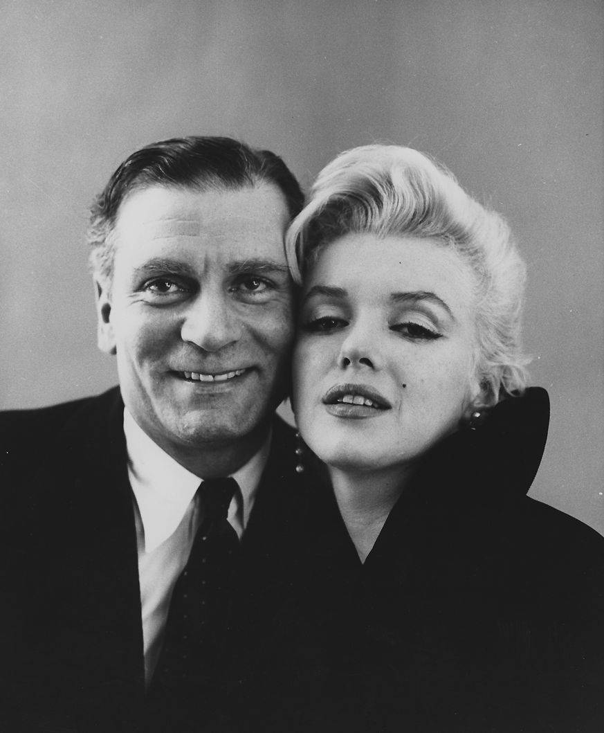 Laurence Olivier With Marilyn Monroe Background