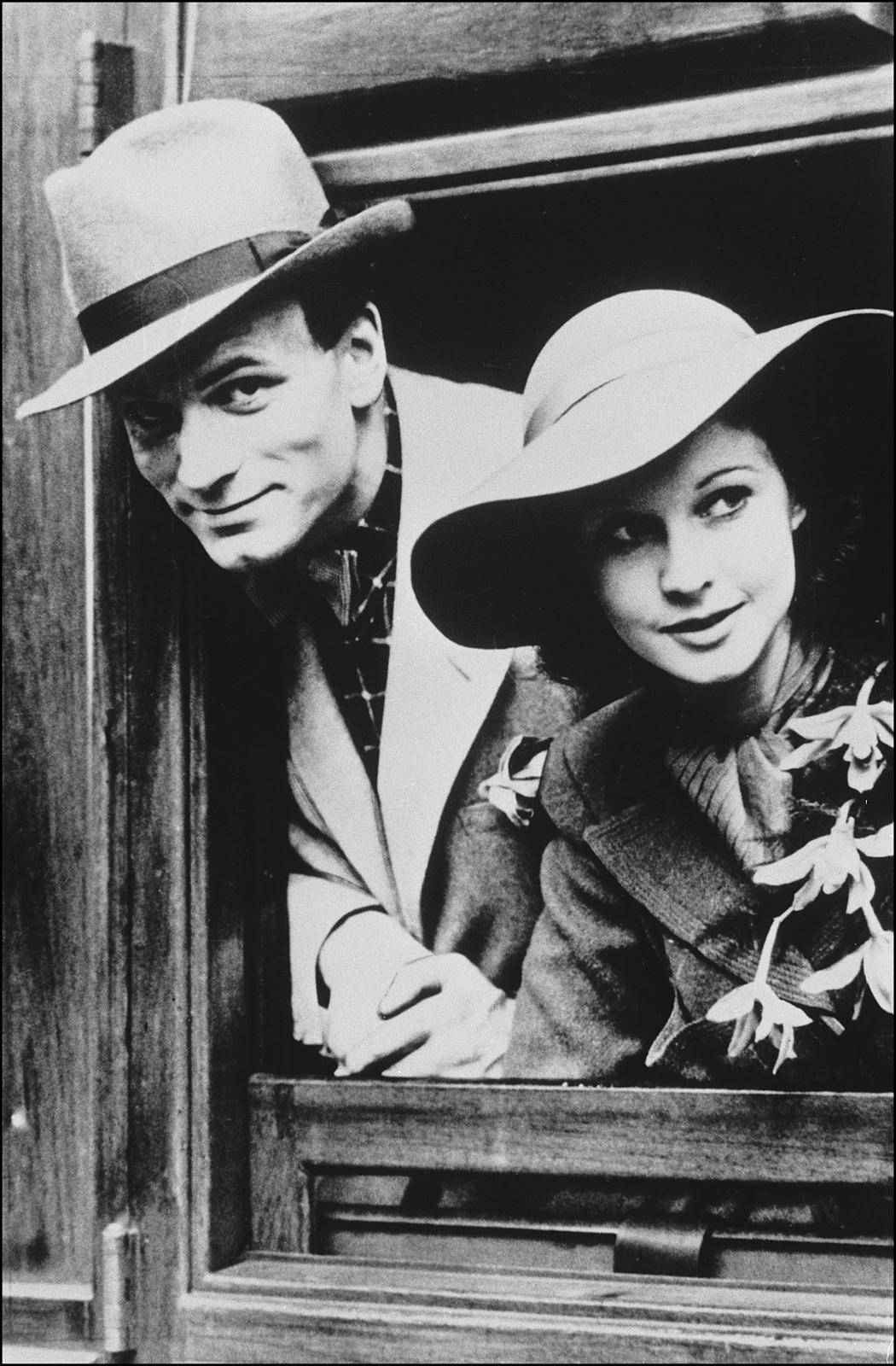 Laurence Olivier With Vivien Leigh Background