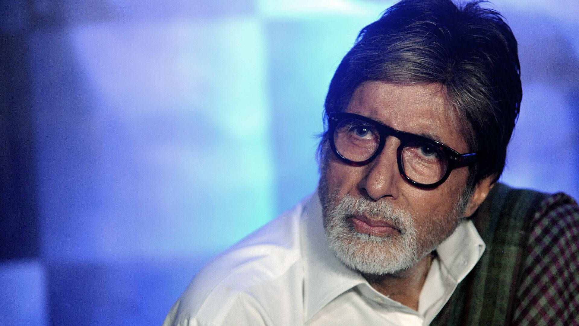 Lavish Amitabh Bachchan Graces The Event With His Elegant Fashion. Background