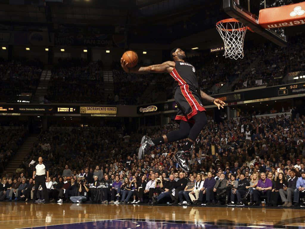 Le Bron James Monumental Dunk Background