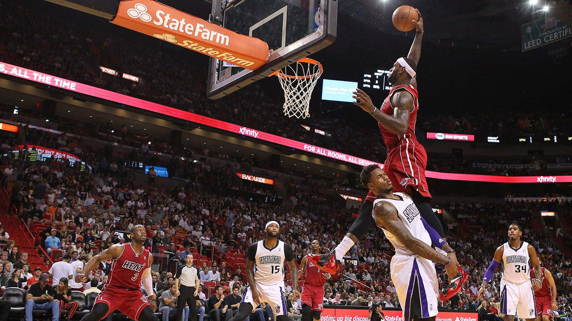 Le Bron James Monumental Dunk Background