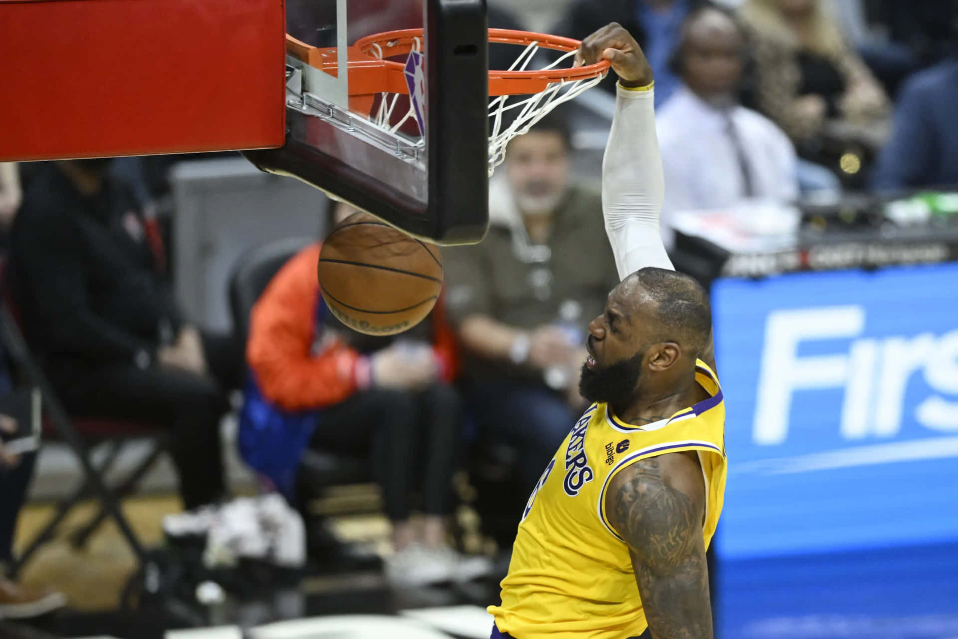 Le Bron James Slam Dunk Action Background
