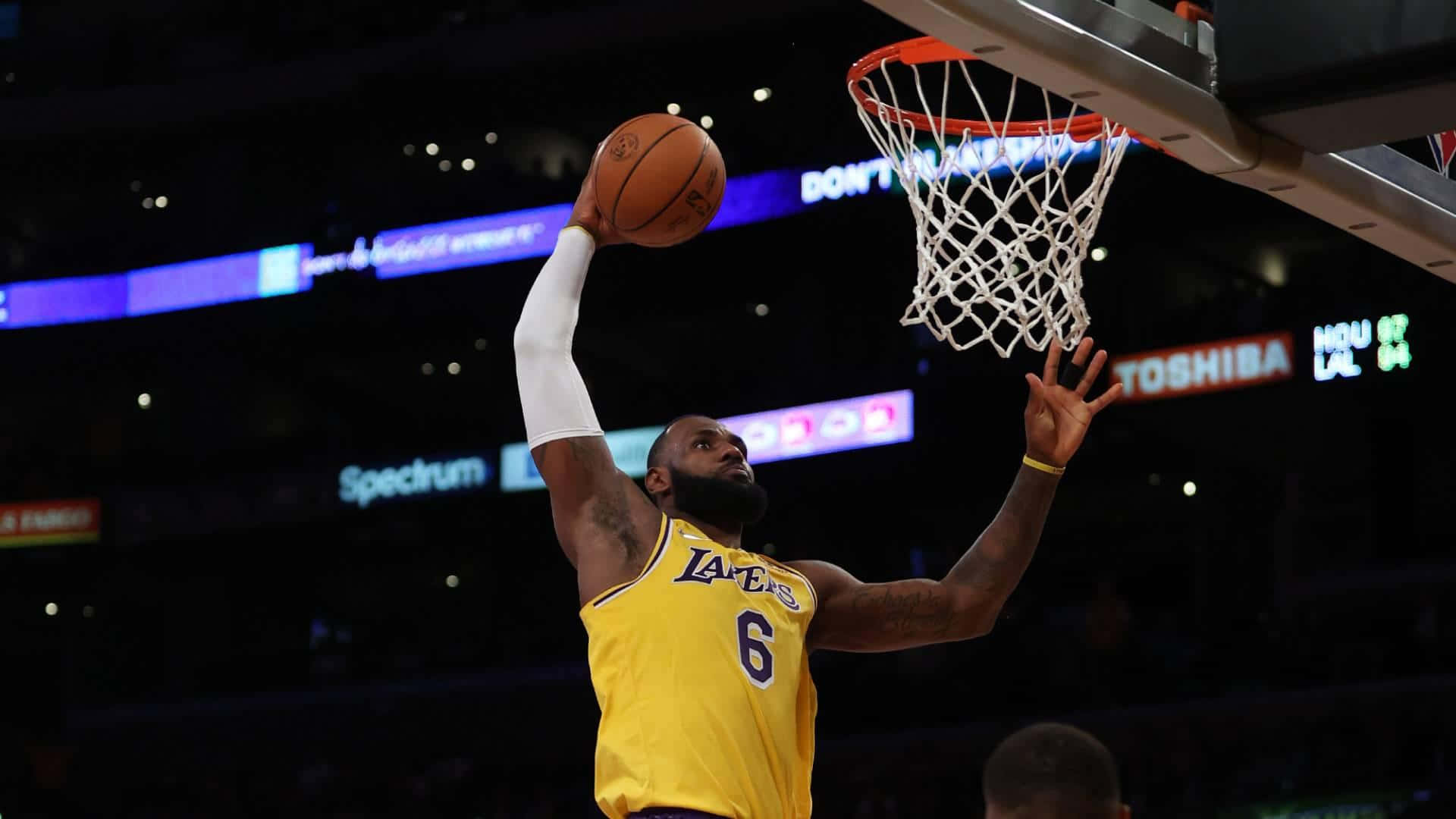 Le Bron James Slam Dunk Lakers Game Background