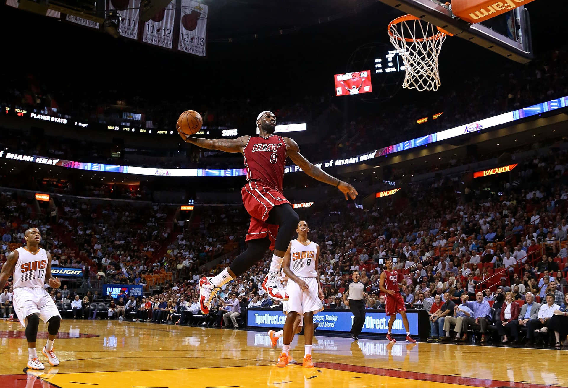 Le Bron James Spectacular Dunk Background
