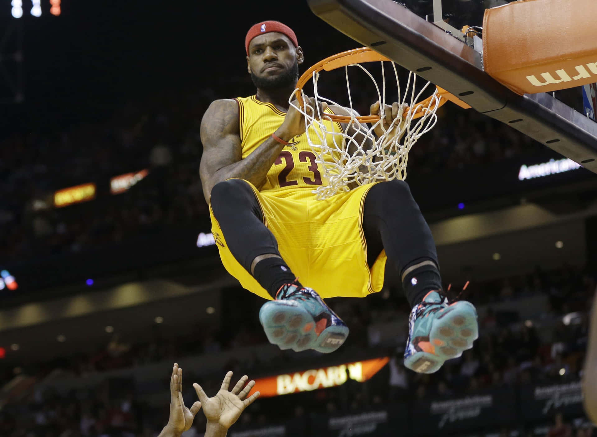 Le Bron_ Slam_ Dunk_ Action_ Shot Background