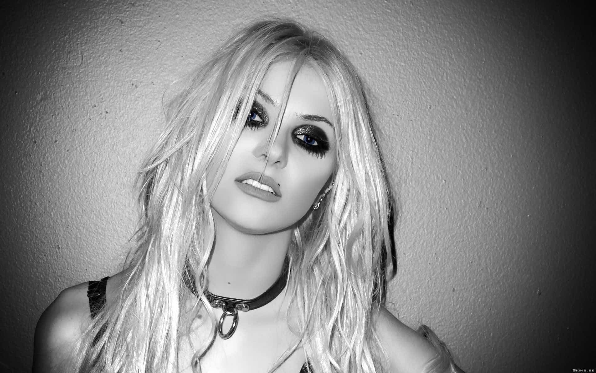 Lead Singer Of The Pretty Reckless Background