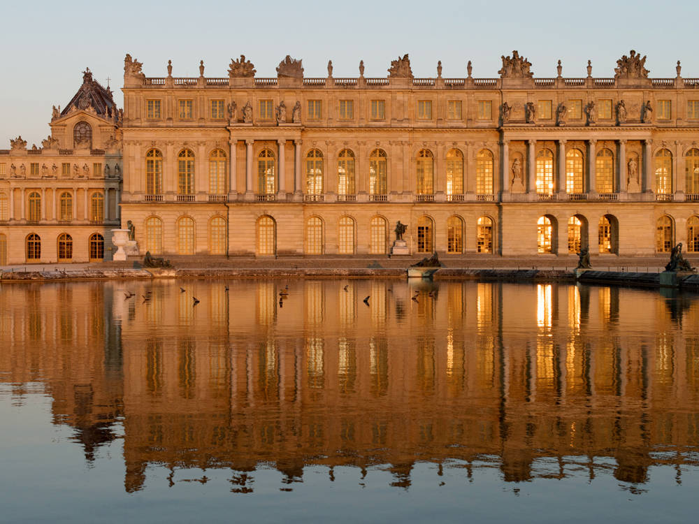 Left Side Of The Palace Of Versailles Background